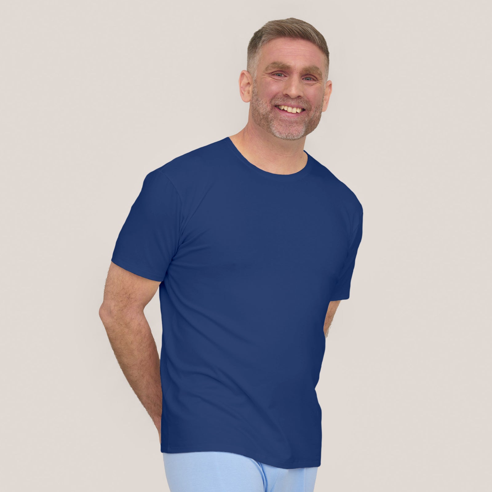 Yönsininen t-paita.