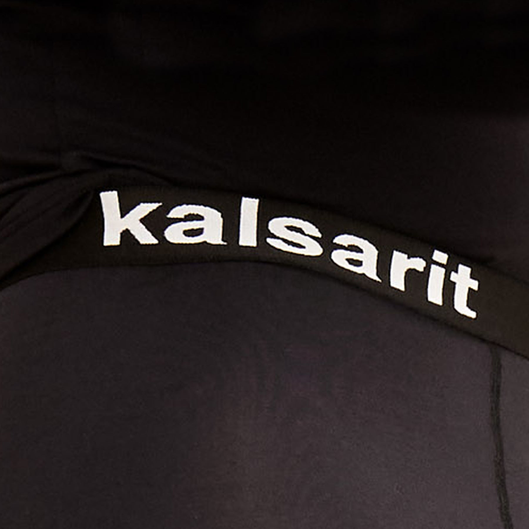 Lähikuva kuminauhasta, jossa lukee kalsarit.