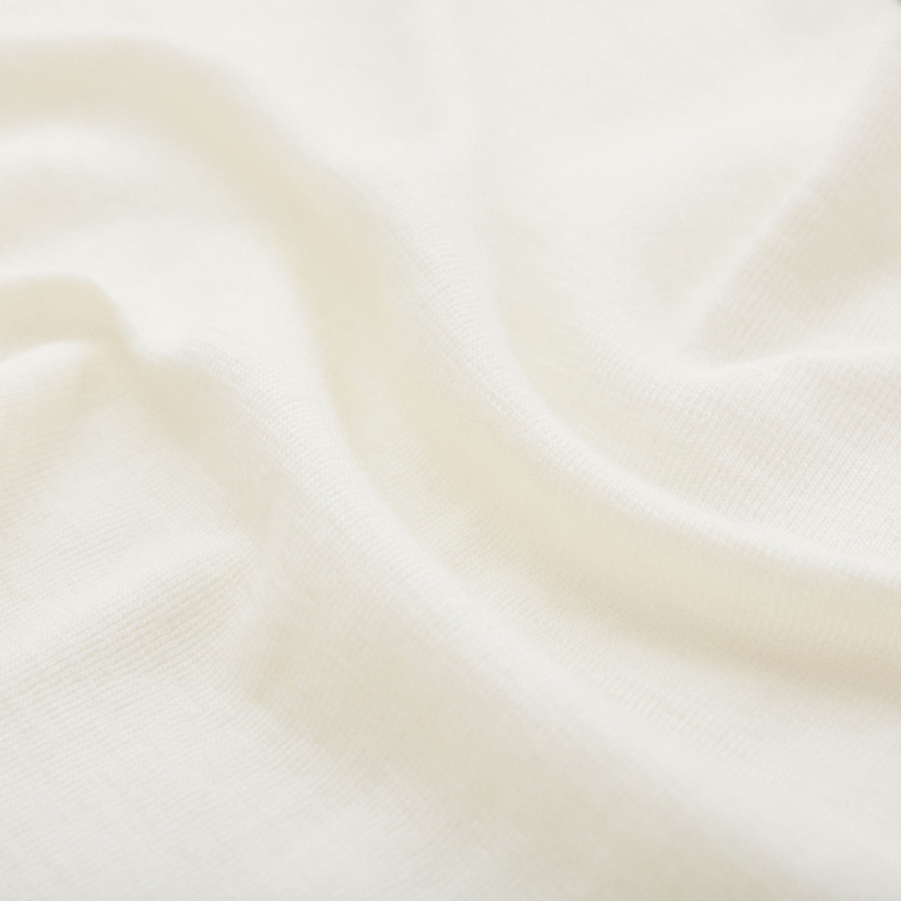 Luonnonvalkoinen merinosilkki, kuva materiaalista ja väristä.