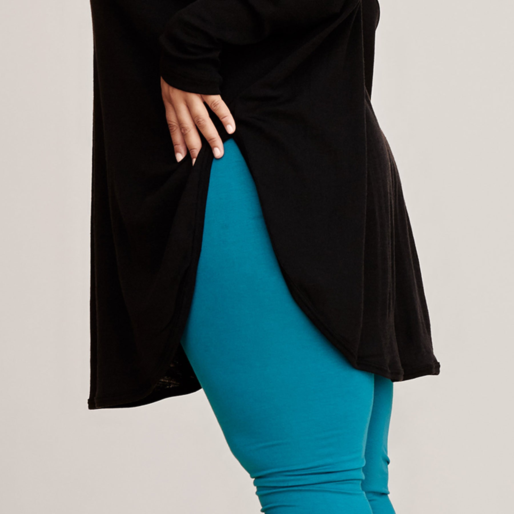 Lähikuva neuletunikan sivusaumassa olevasta halkiosta. Helma on pyöristetty.