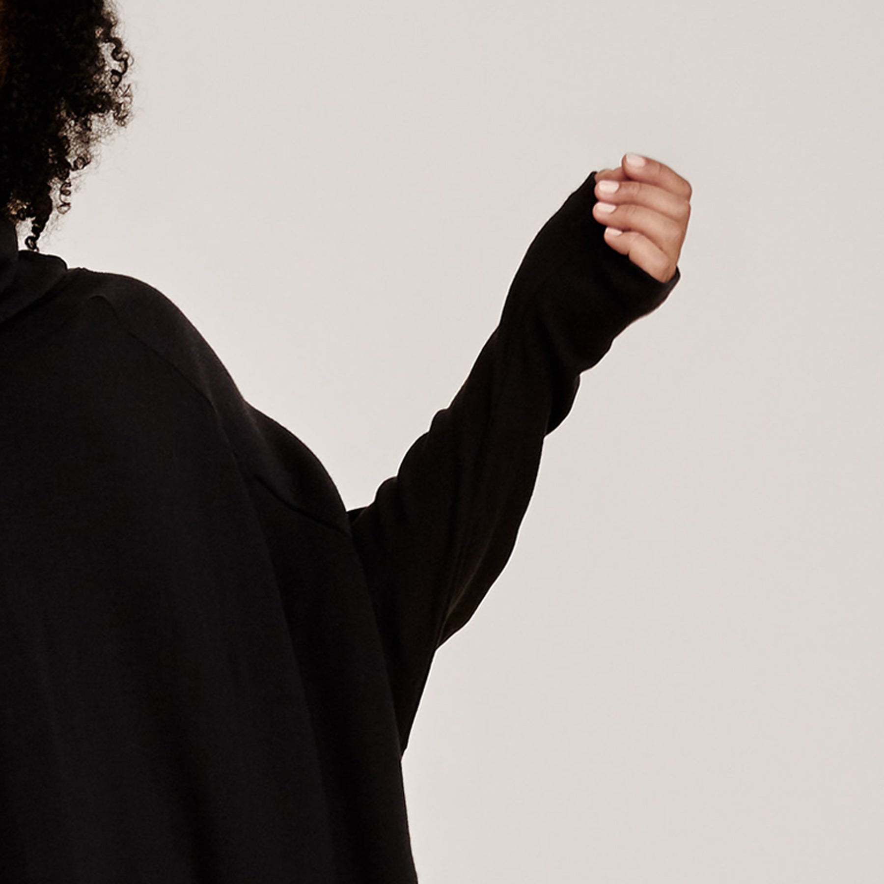 Lähikuvassa neuletunikan hiha, joka on kapea kyynerpäästä ranteeseen. Neulos on joustavaa, ja kapea hiha ei ole yhtään tiukka.