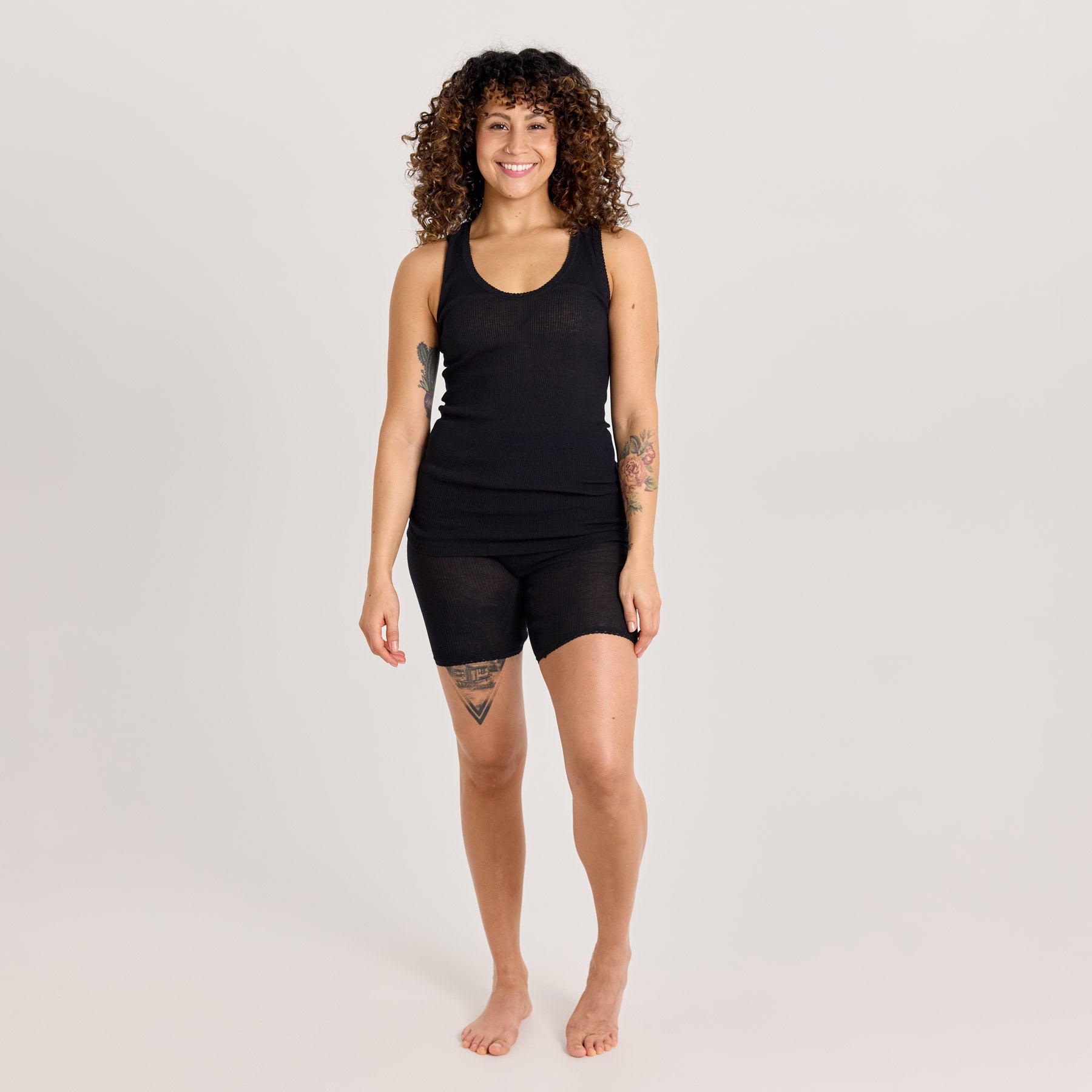 Naisten hihaton laamapaita mustana ja laama lahjehousut mustana edestä kuvattuna. Hengittävä 100 % puuvillaneulos.