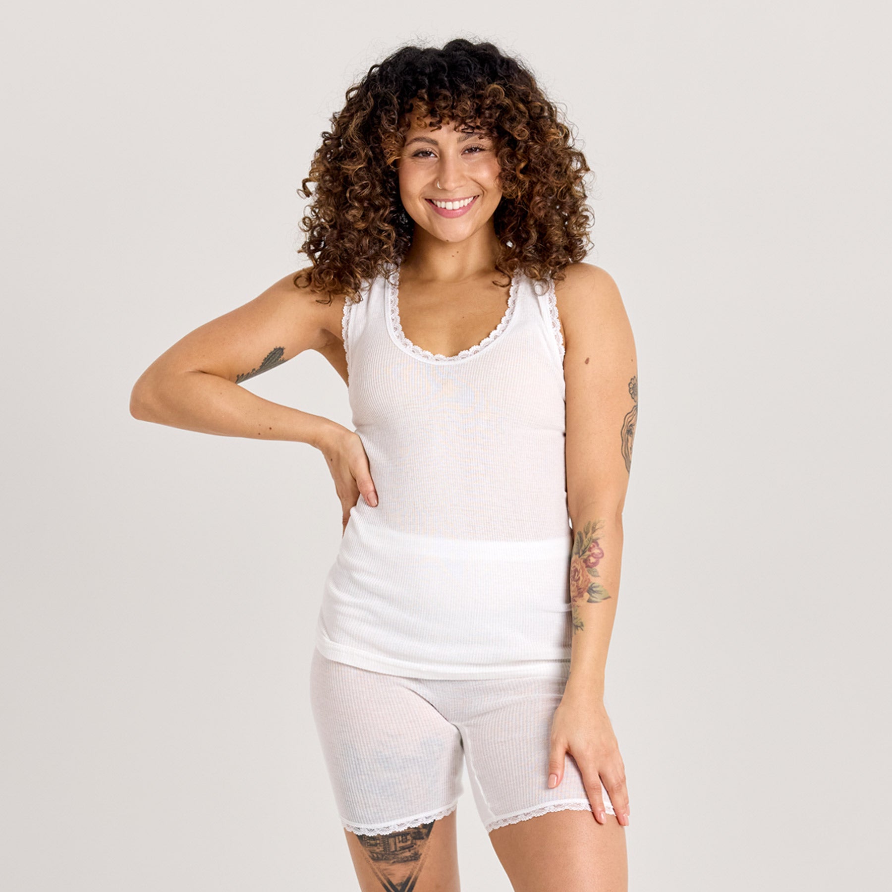 Lähikuva valkoisesta naisten hihattomasta laamapaidasta. Valmistettu pehmeästä 100% puuvillasta Kangasalla.