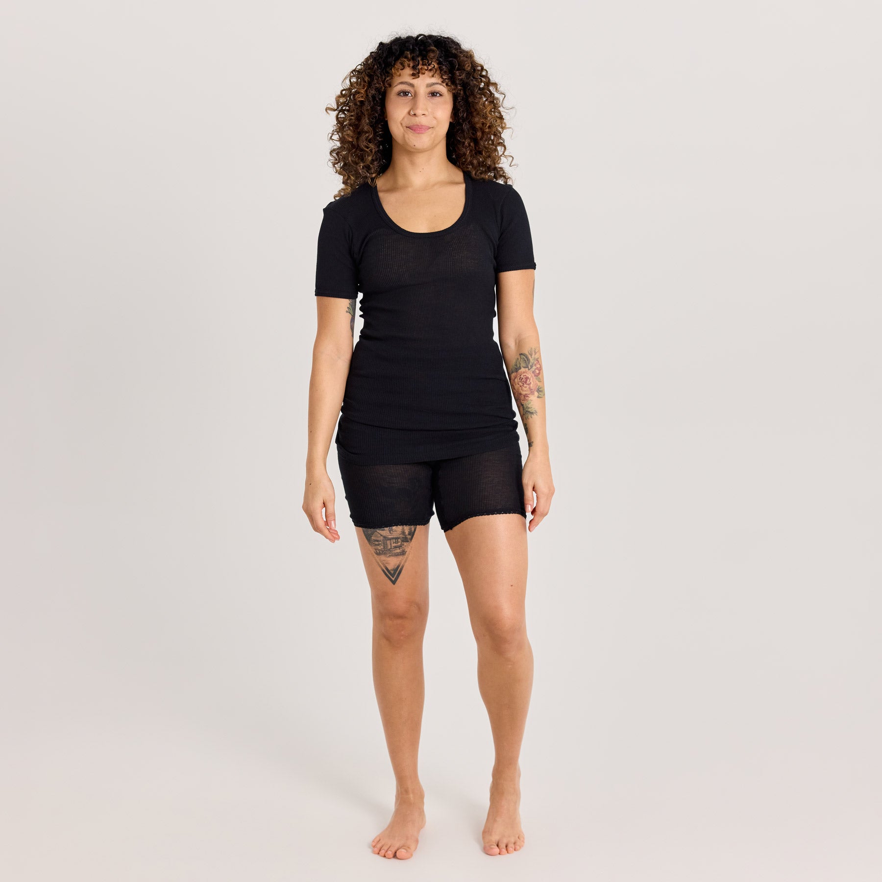 Musta naisten lyhythihainen laamapaita ja naisten laama lahjehousut. Pehmeä ja hengittävä alusasu kerrospukeutumiseen.