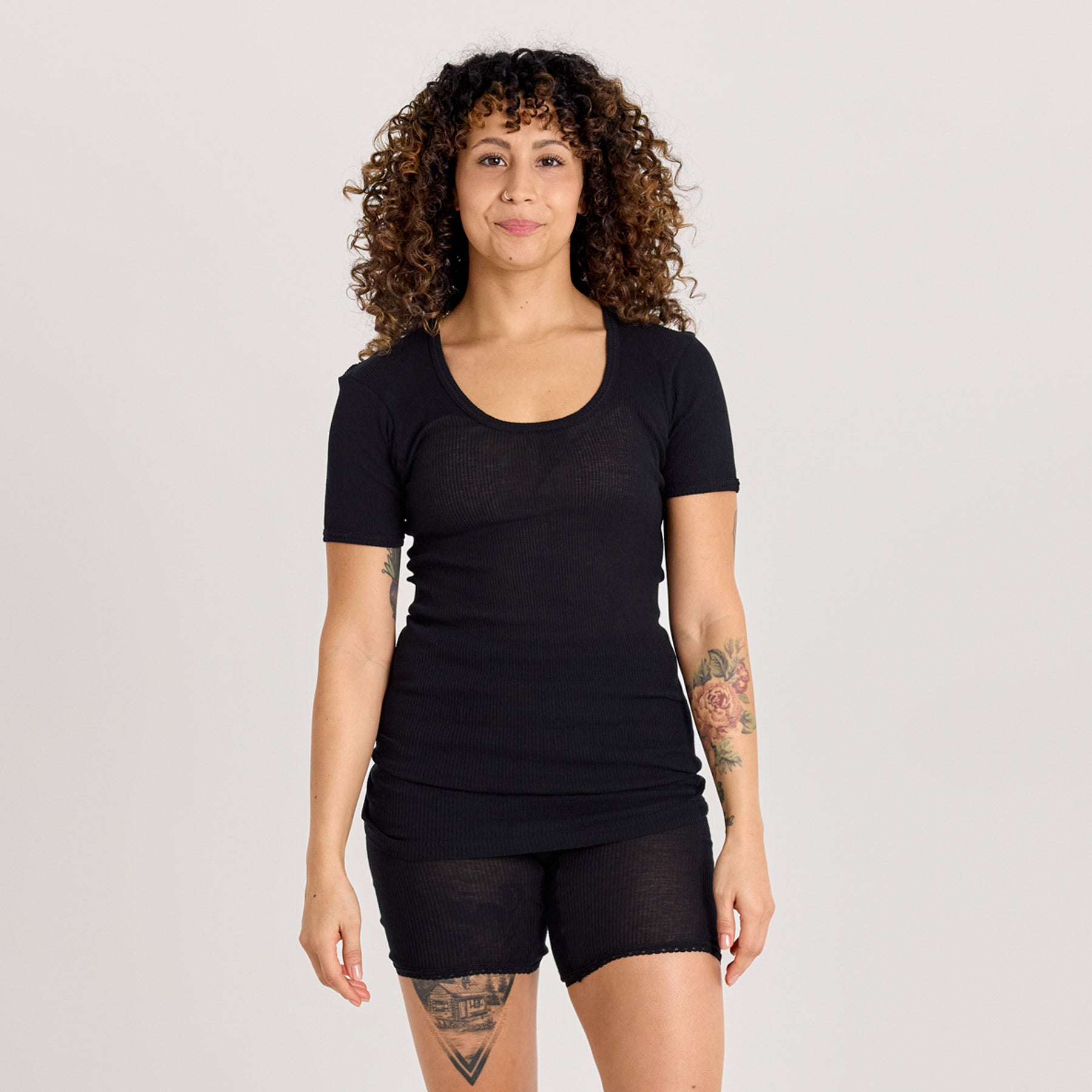 Musta naisten lyhythihainen laamapaita. Valmistettu pehmeästä ja hengittävästä 100% puuvillaneuloksesta Tam Silkillä.