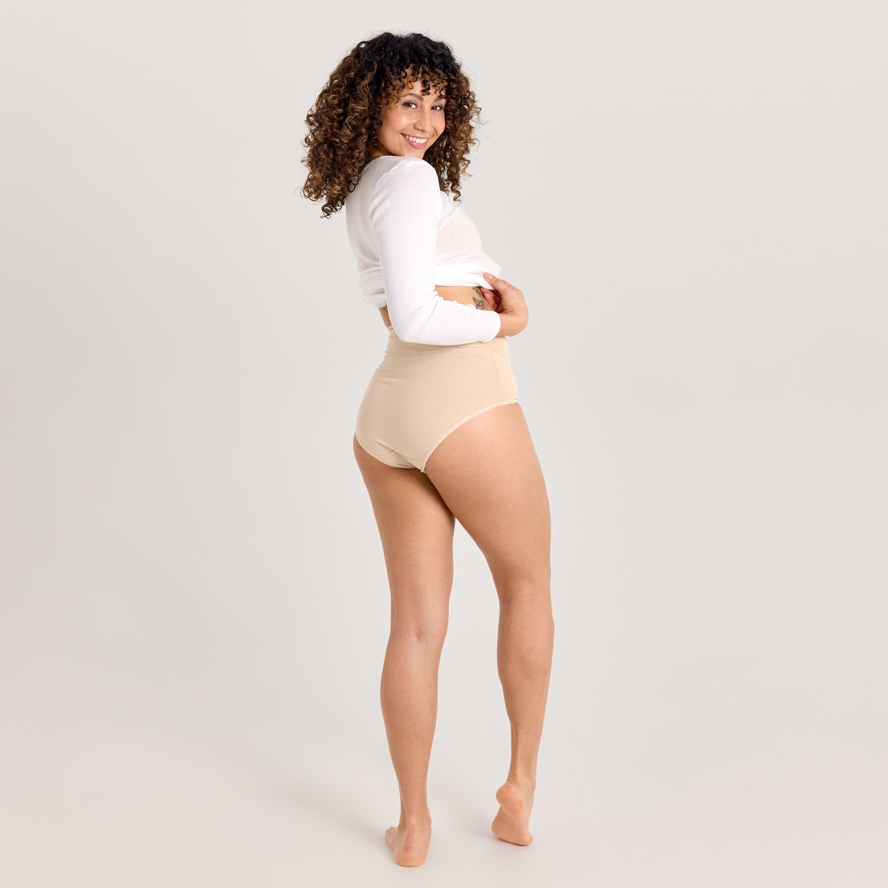 Beiget naisten maxi-alushousut kuvattuna takaapäin, ja kuvassa näkyy alushousut takaata.