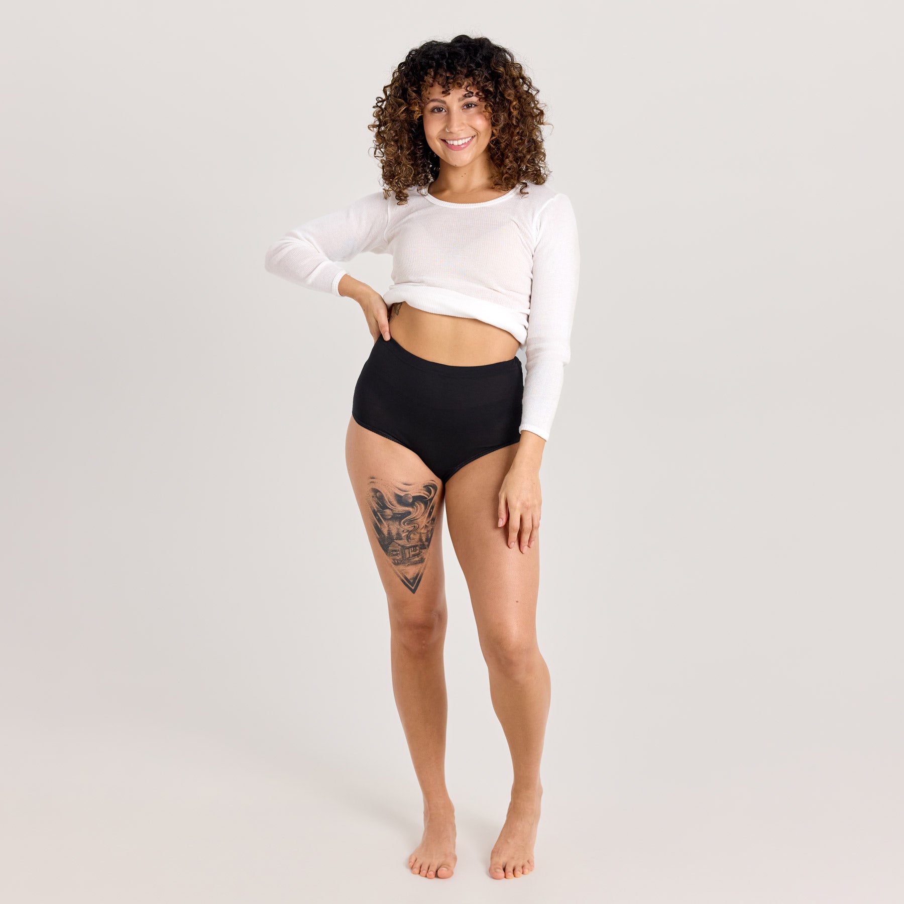 Mustat naisten maxi-alushousut ja valkoinen naisten pitkähihainen laamapaita. Valmistettu puuvillasta, joka on pehmeä ja hengittävä.