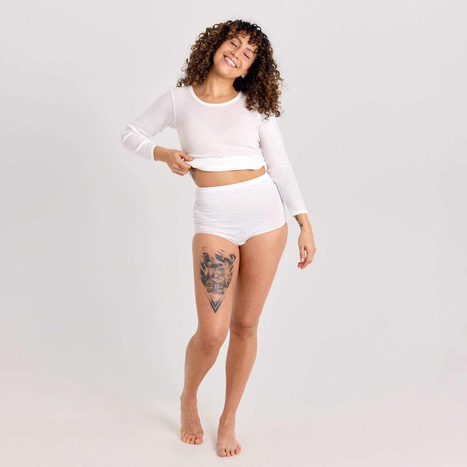 Valkoiset naisten maxi-alushousut ja valkoinen naisten pitkähihainen laamapaita. Miellyttävä ja pehmeä alusasu jokapäiväiseen käyttöön.