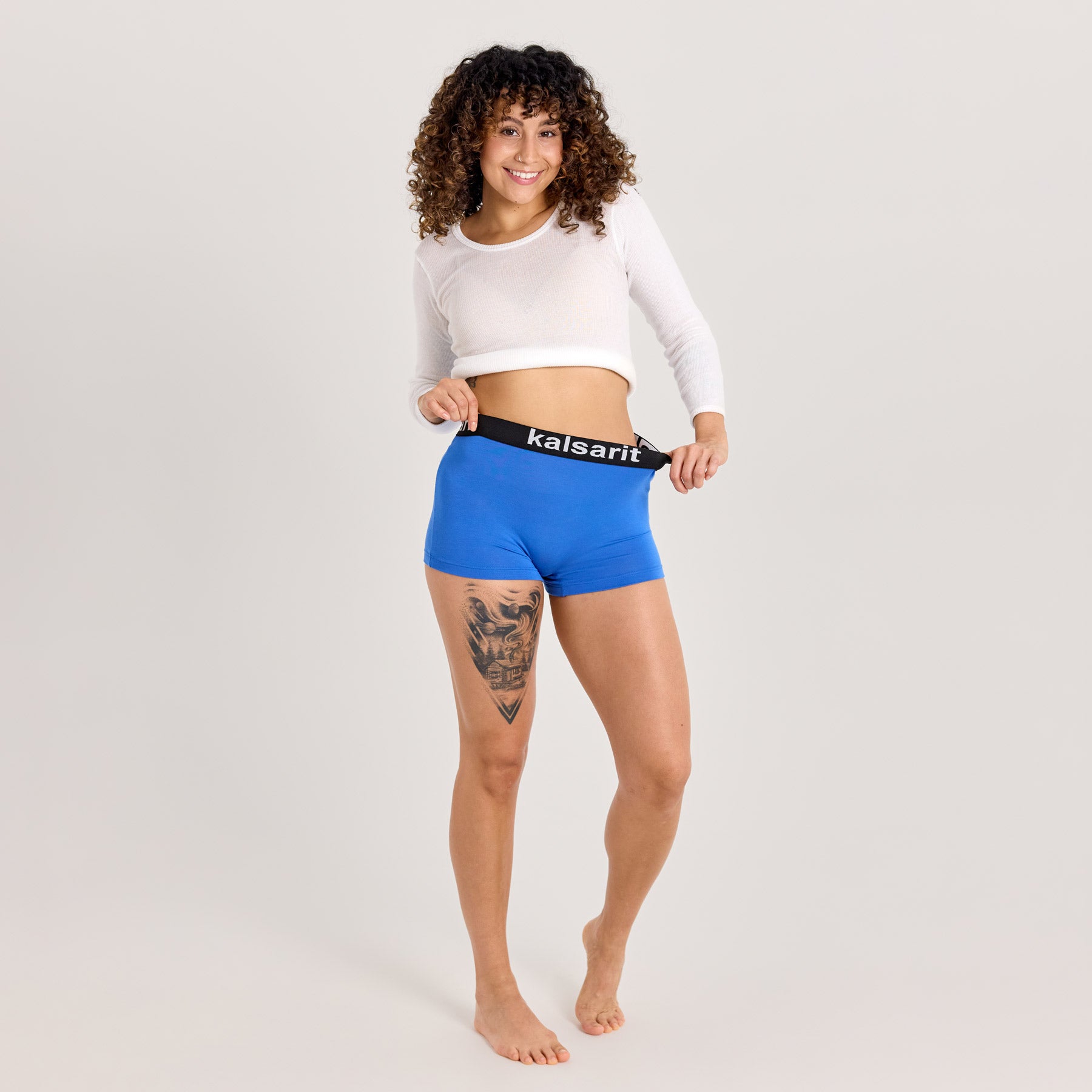 Siniset naisten kalsarit bambubokserit. Malli venyttää hieman kuminauhaa esittäen, että se on joustava.