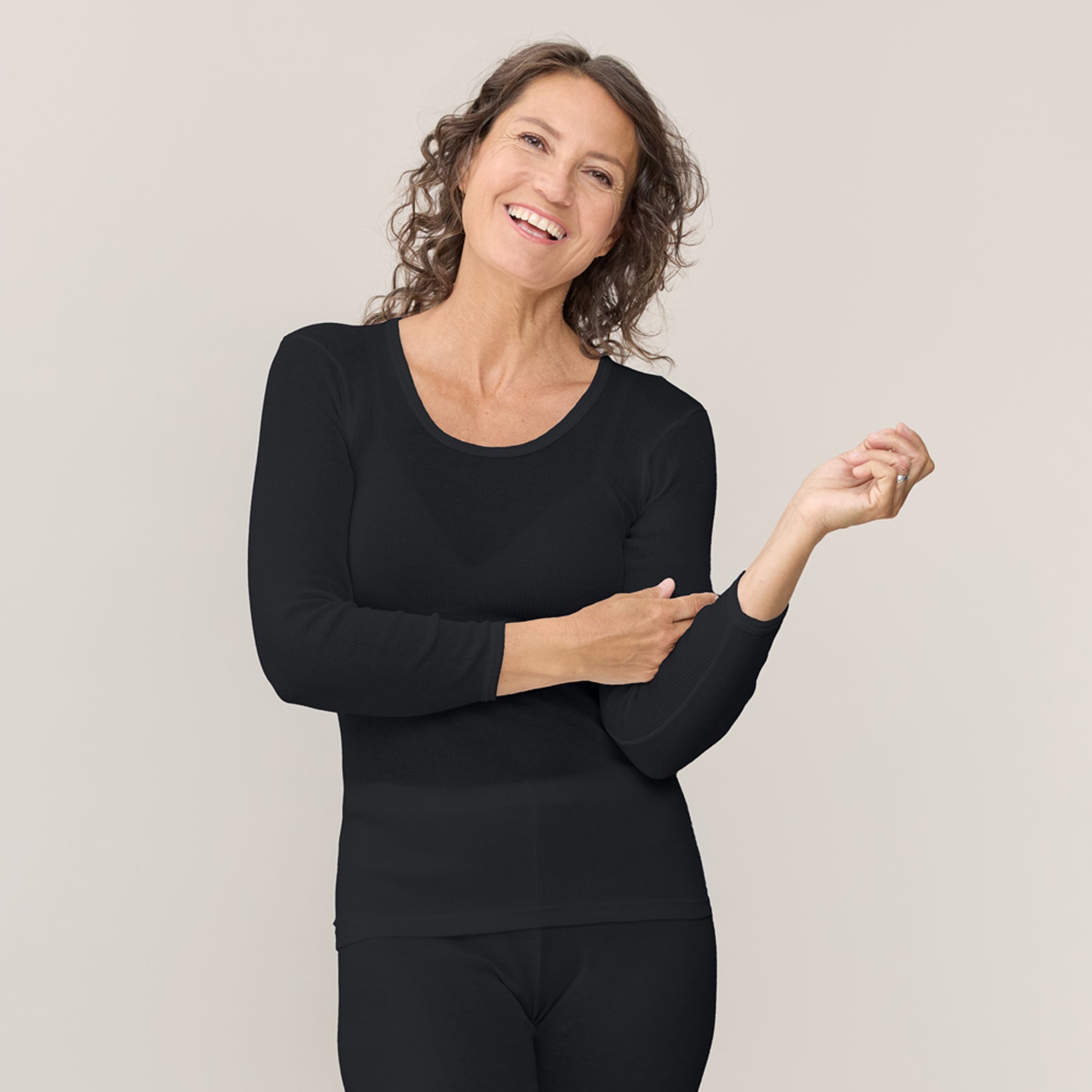 Lähikuvassa mustan värinen pitkähihainen laamapaita. Laamapaita on valmistettu 100% puuvillaneuloksesta, Kangasalla.