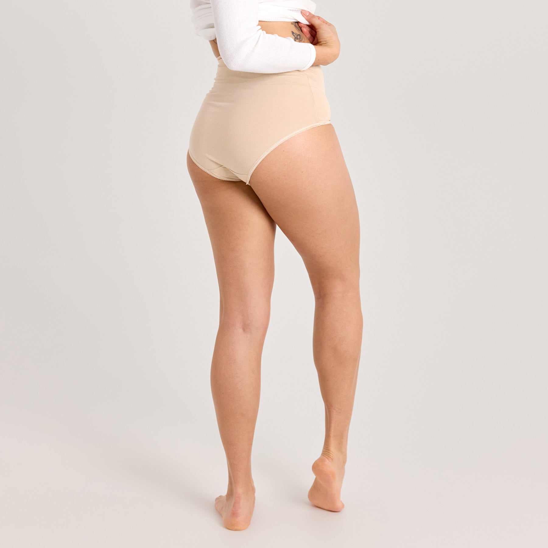 Lähikuva beigen värisistä naisten maxi-alushousuista. Pehmeät, hengittävät ja joustavat alushousut jokapäiväiseen käyttöön.