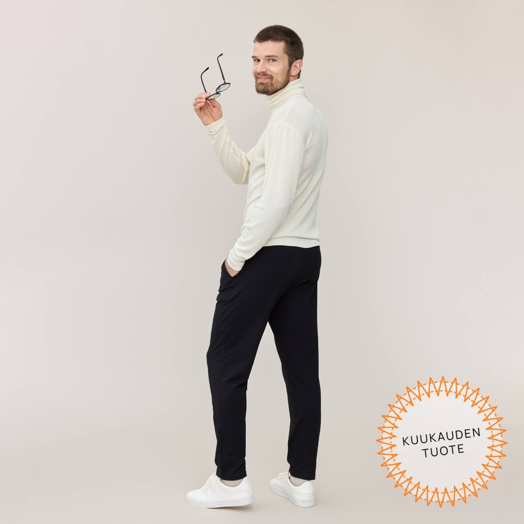 Jokapaikan housut miehen päällä kuvattuna sivuttain. Kotimaiset housut ovat kevyet ja pehmeät arkeen ja vapaa-aikaan.