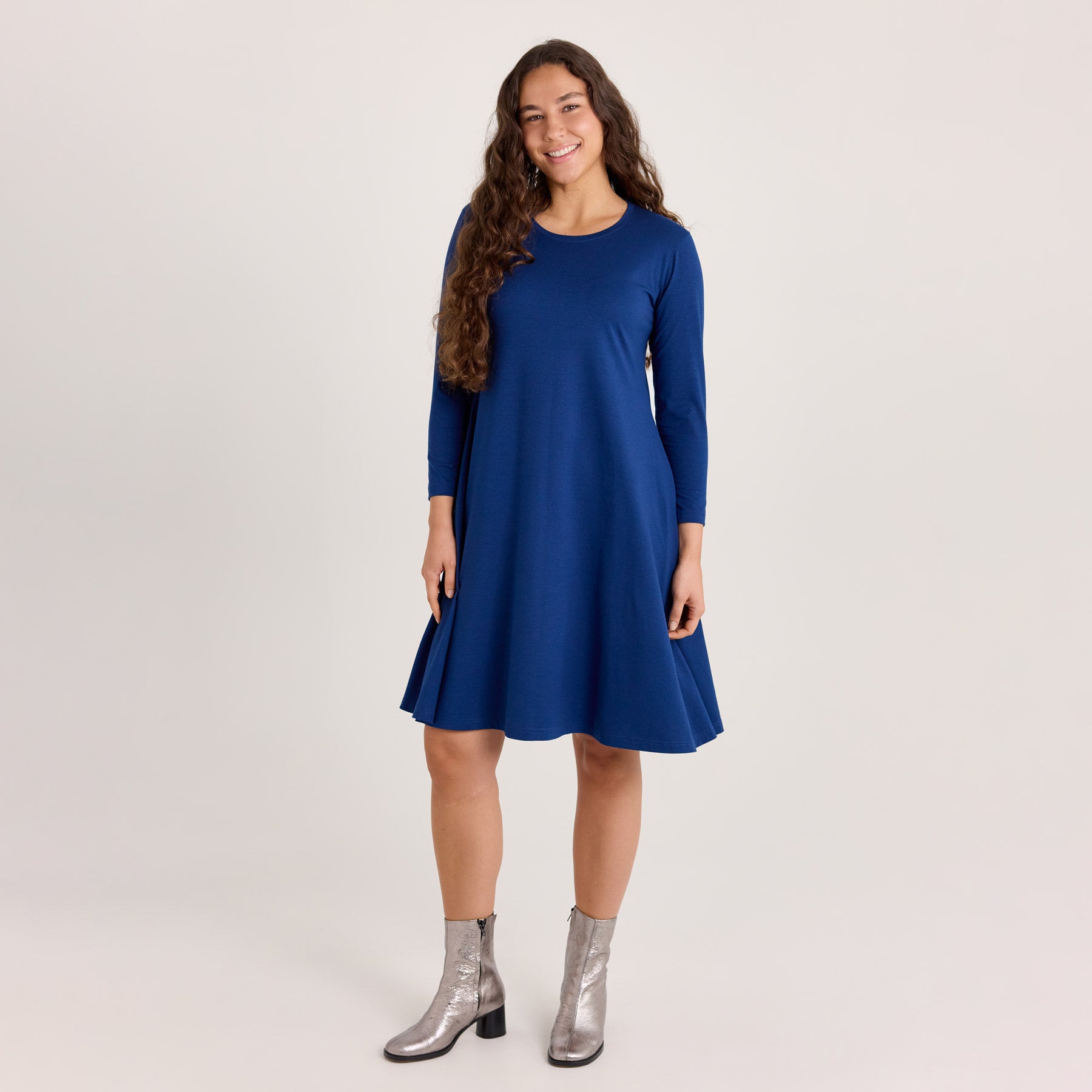 Laivastonsininen kellomekko. Valmistettu kevyestä, ohuesta ja mukavasta puuvillamodaalista Kangasalla.