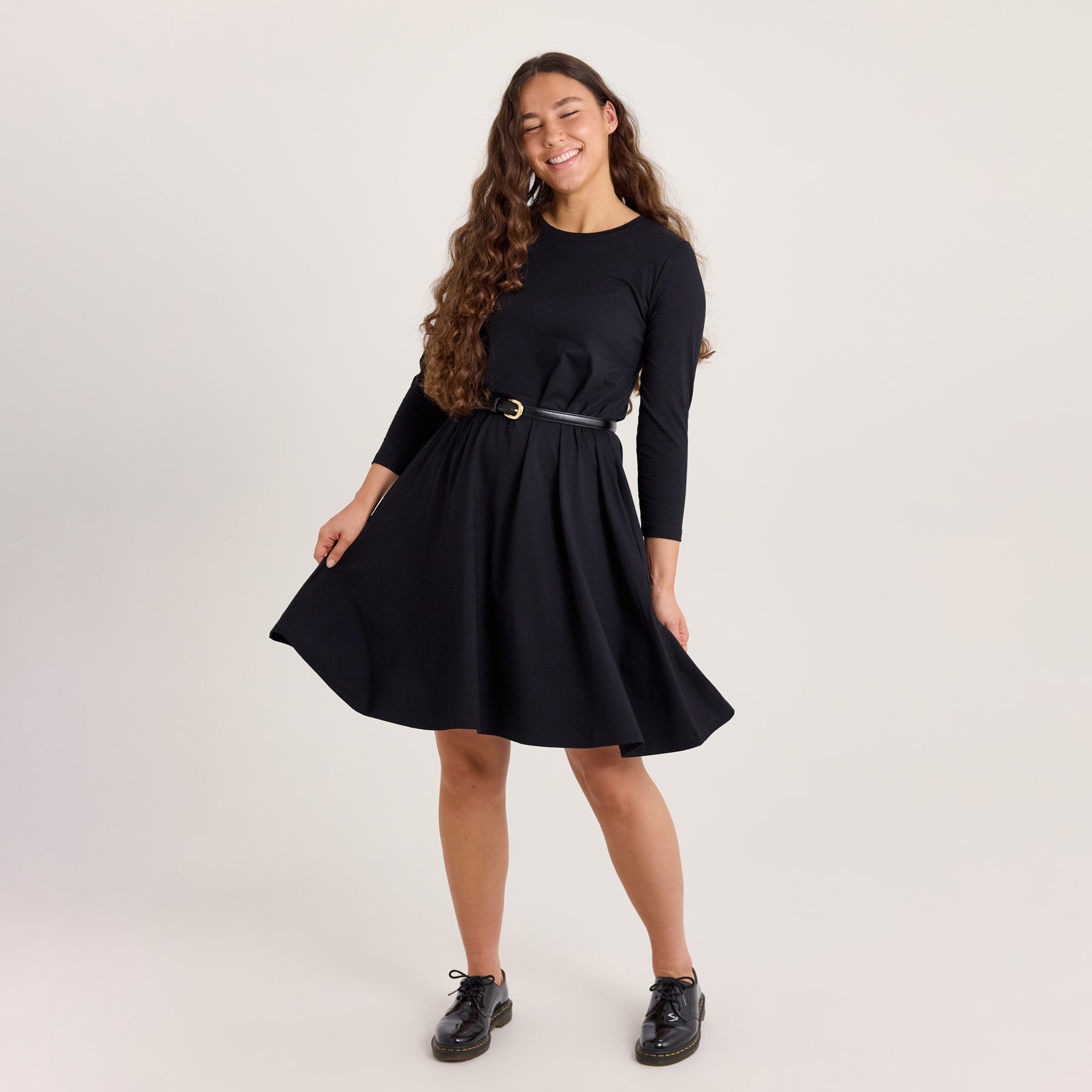 Kellomekko mustana. Kuvassa mekkoon on laitettu ohut musta vyö koristamaan vyötäröä.