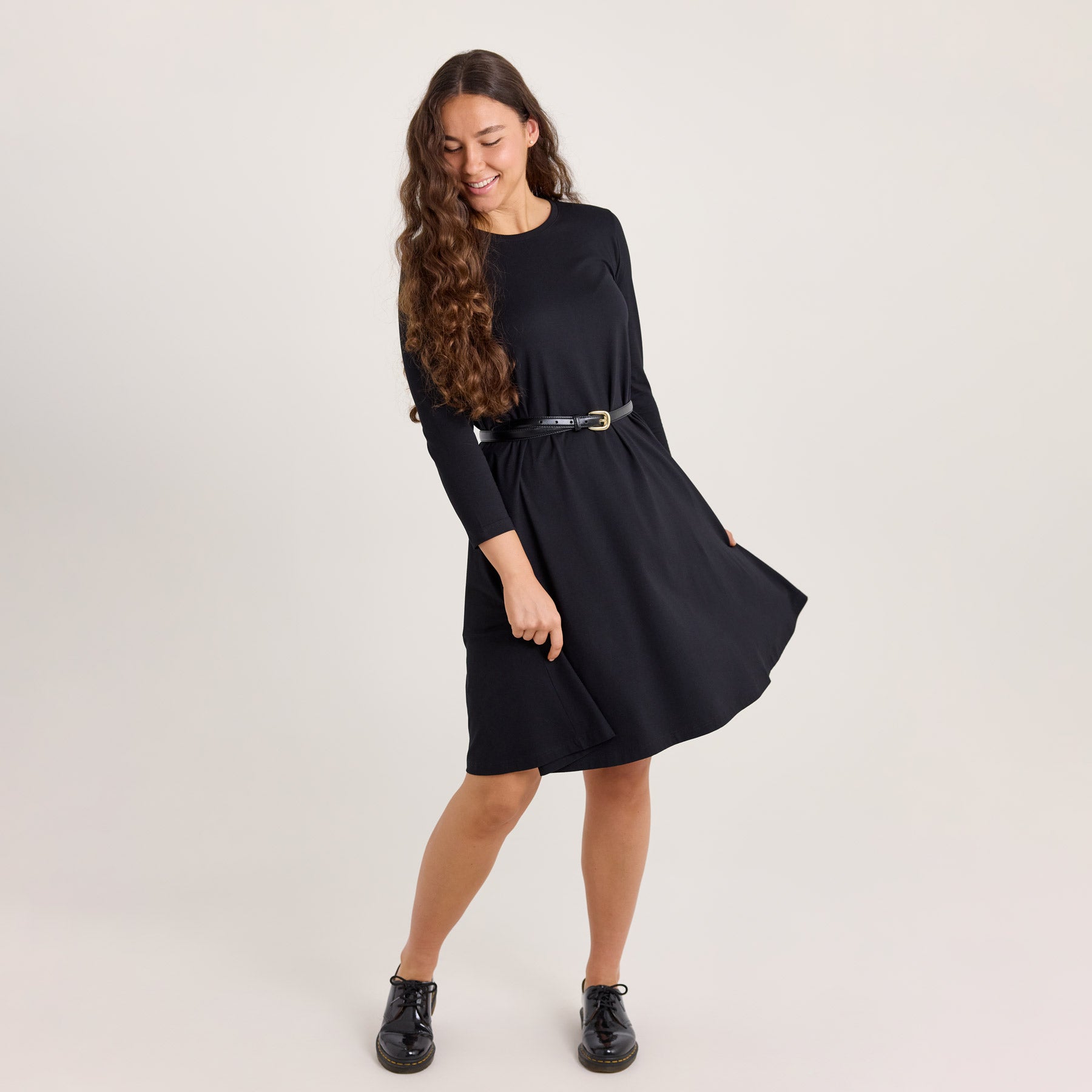 Kellomekko musta. Valmistettu Suomessa Kangasalla pehmeästä ja kevyestä puuvillamodaalista.