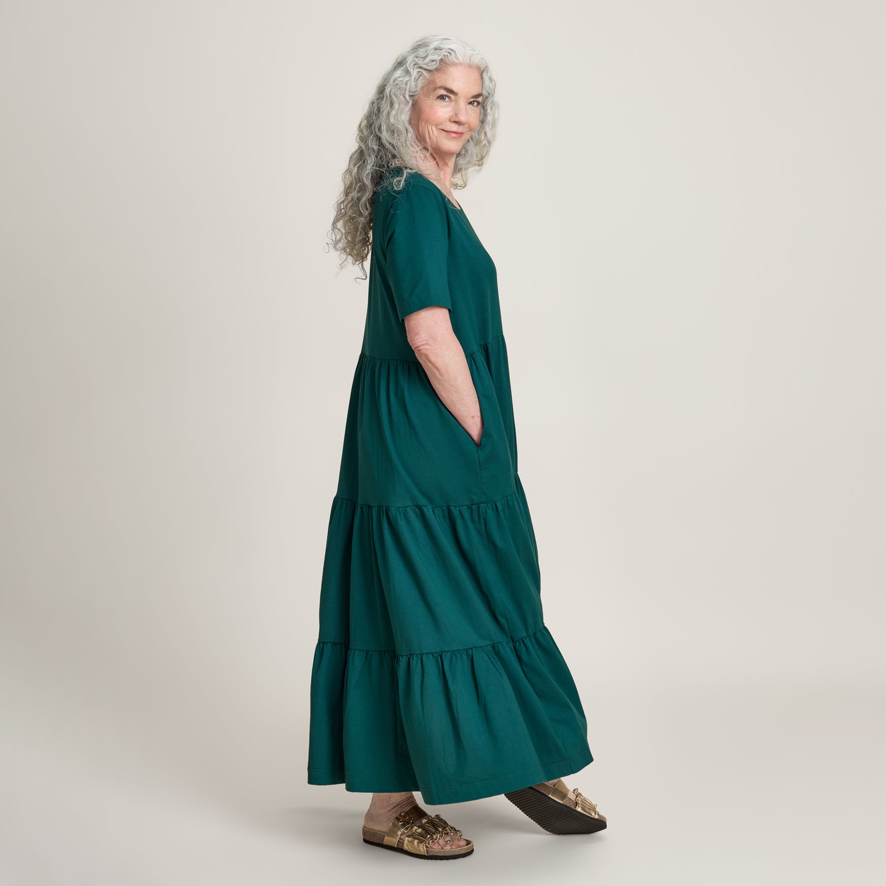 Havunvihreä Frillamekko. Mekossa taskut molemmilla puolilla, jotka lisäävät käyttömukavuutta!