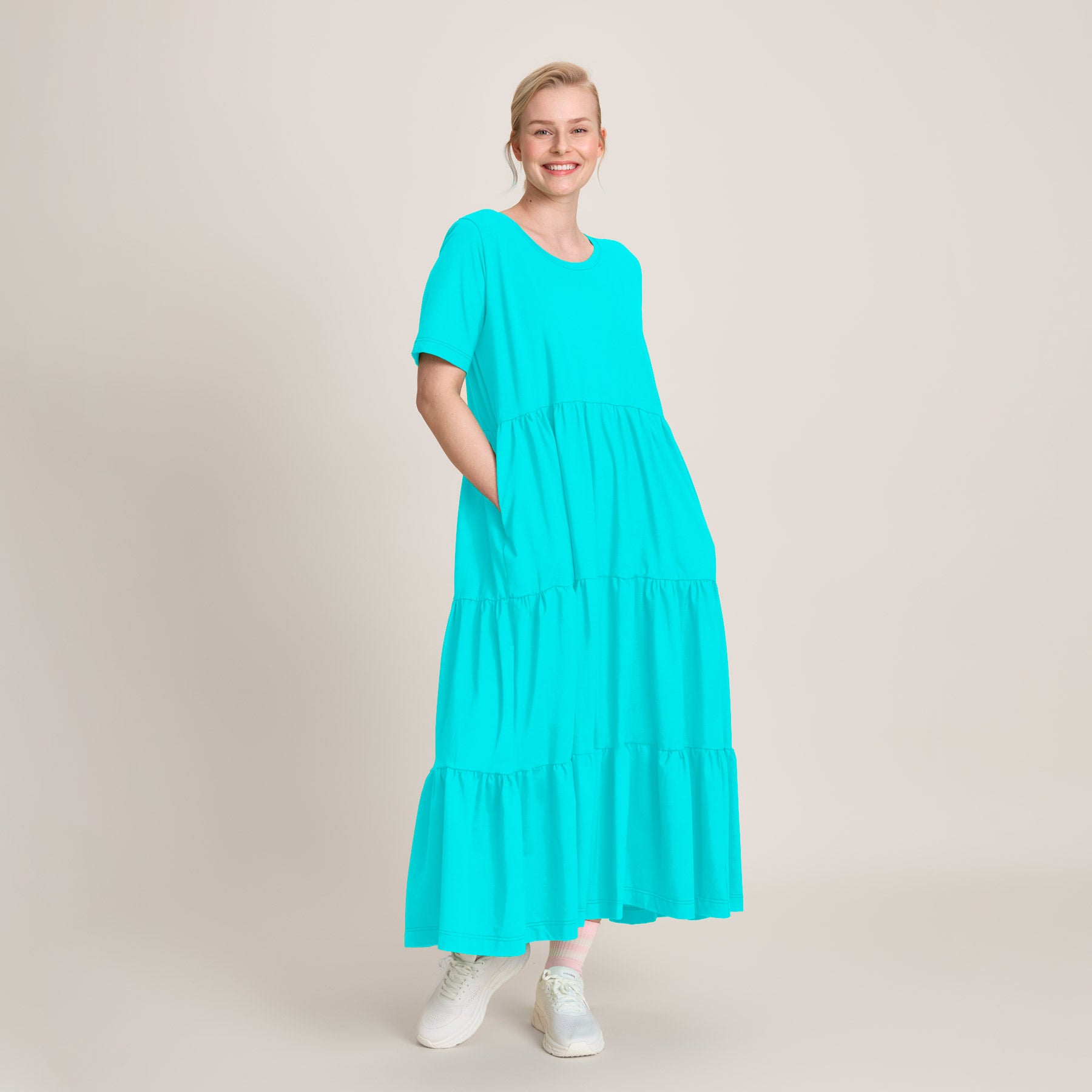 Kesäisen turkoosin värinen frillamekko. Mukava ja kevyt runsas helmainen mekko kesän menoihin ja juhliin.