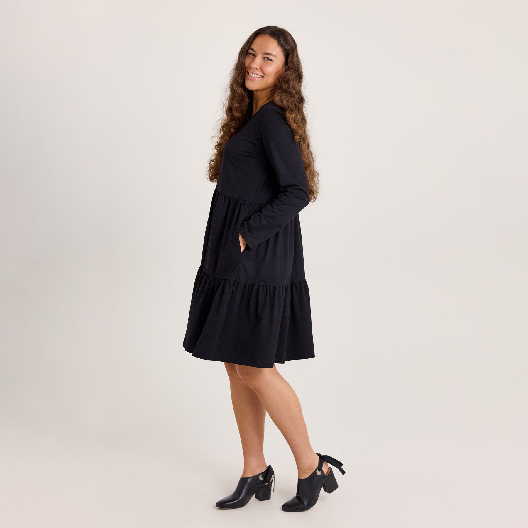 Mustan värinen pitkähihainen frillamekko midipituudessa. Mekko on noin polvipituinen 177 cm pituisella ihmisellä.