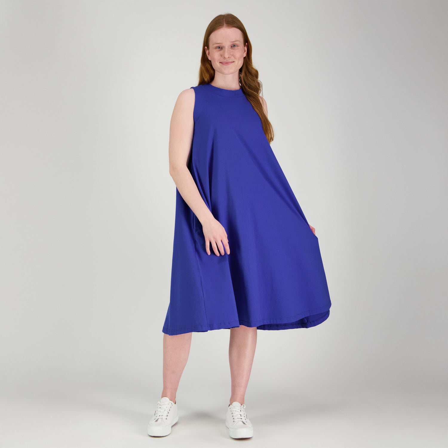 RUSETTI mekko kirkkaan sinisenä. Mekko on a-linjainen, hihaton ja siinä on pyöreä pääntie.