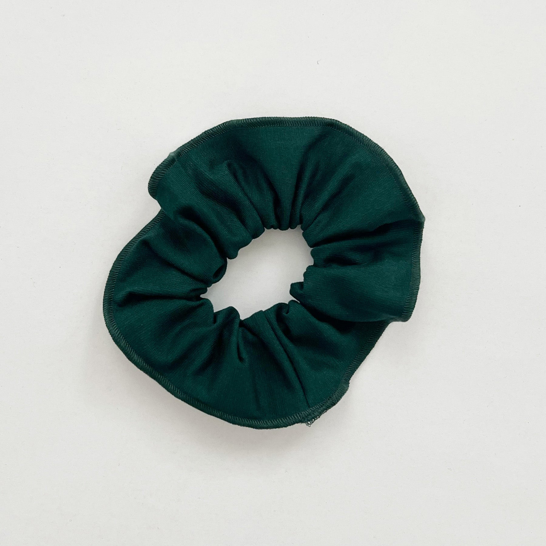 Havunvihreän värinen hiusdonitsi.