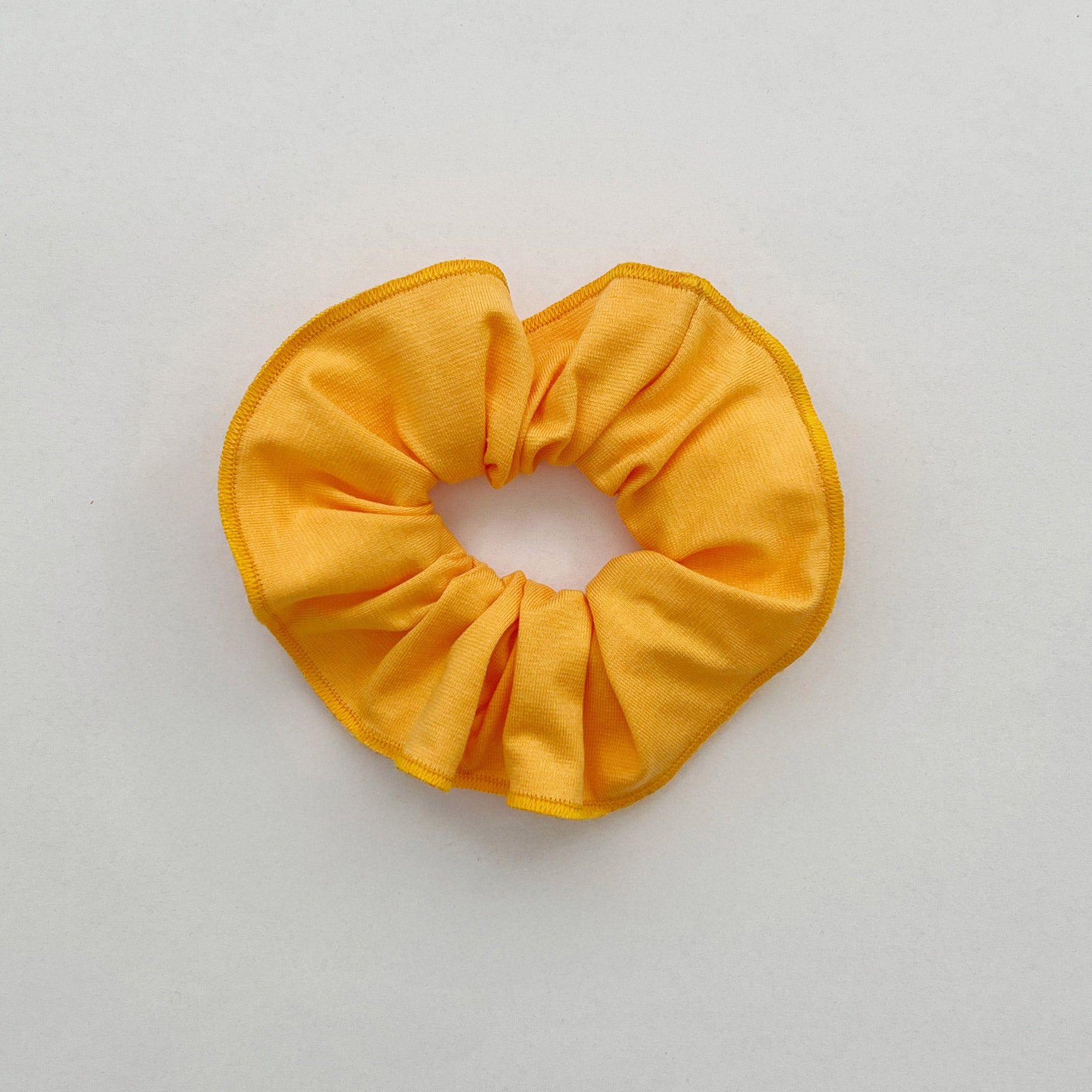 Keltaisen värinen hiusdonitsi.