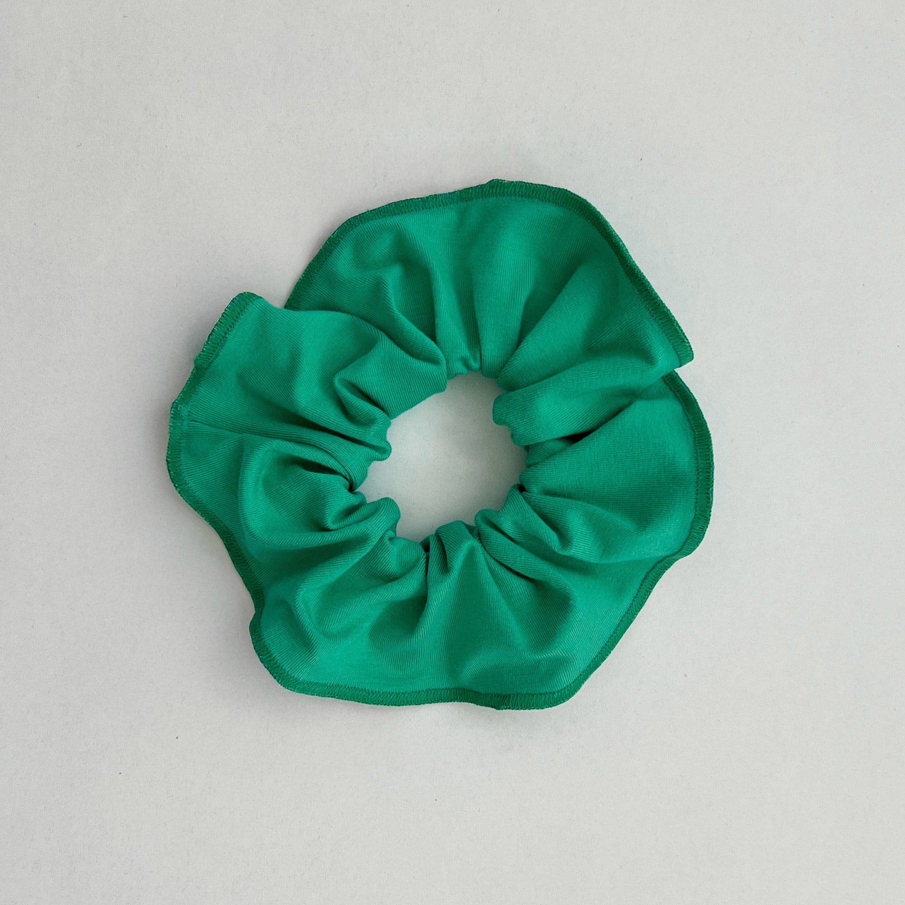 Kirkkaan vihreän värinen hiusdonitsi.