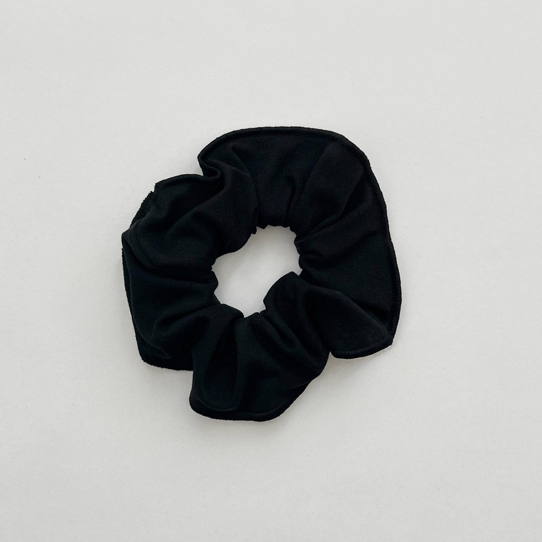 Mustan värinen hiusdonitsi.