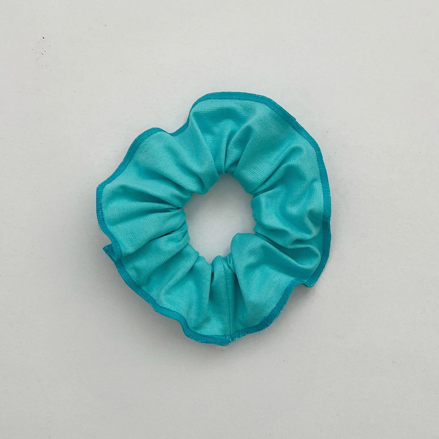 Turkoosin värinen hiusdonitsi.