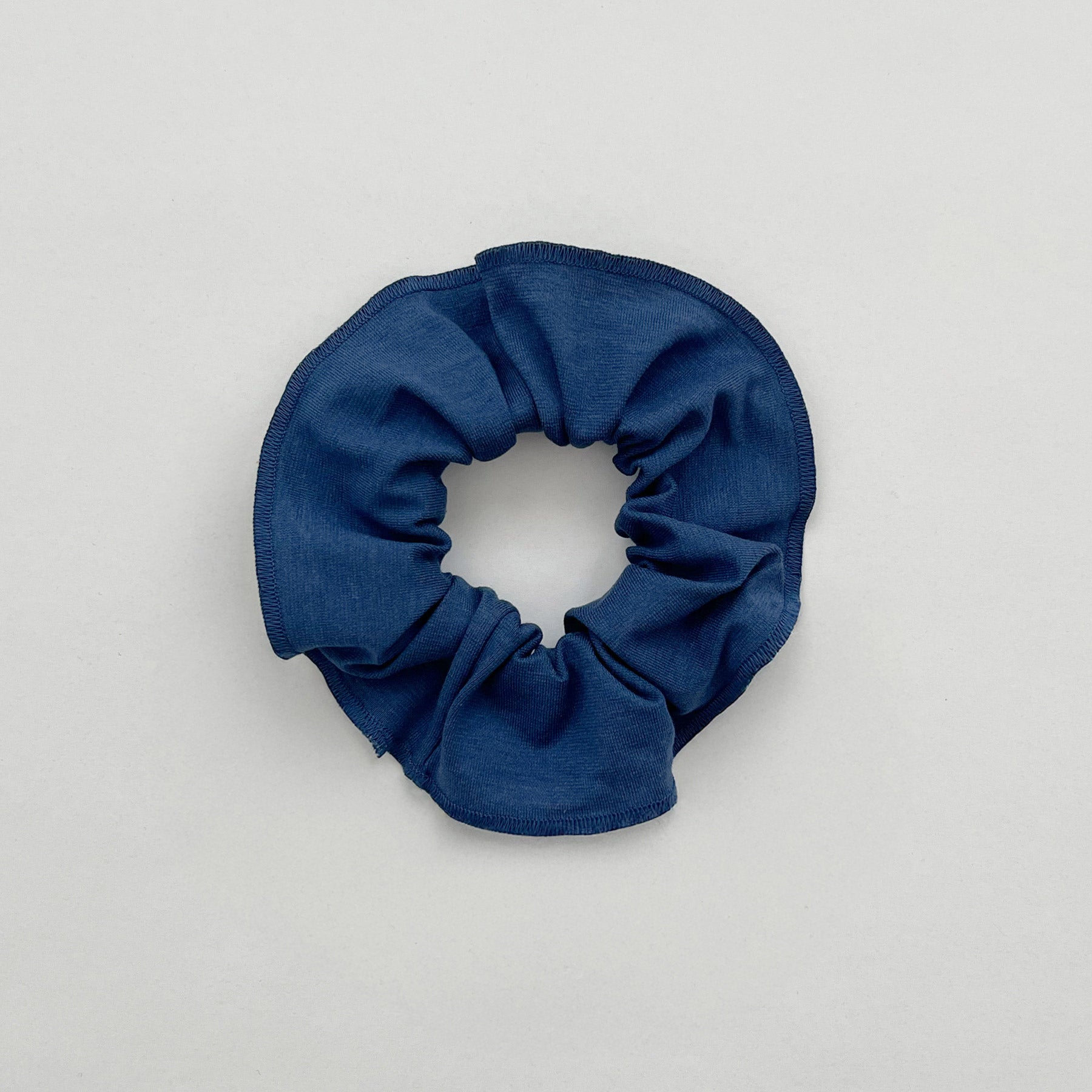 Yönsinisen värinen hiusdonitsi.