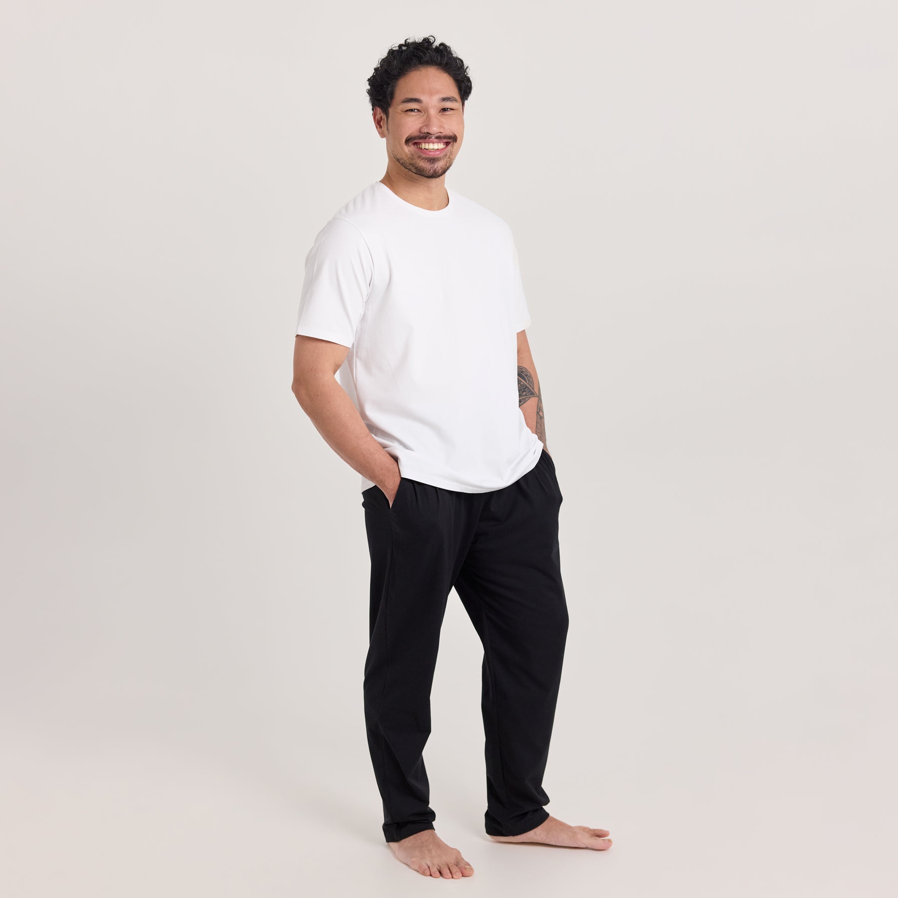 Mustan väriset Jokapaikan housut miehen päällä. Kevyt, hengittävät ja pehmeät housut arkeen ja vapaa-aikaan. Valmistettu Kangasalla puuvillamodaalineuloksesta.