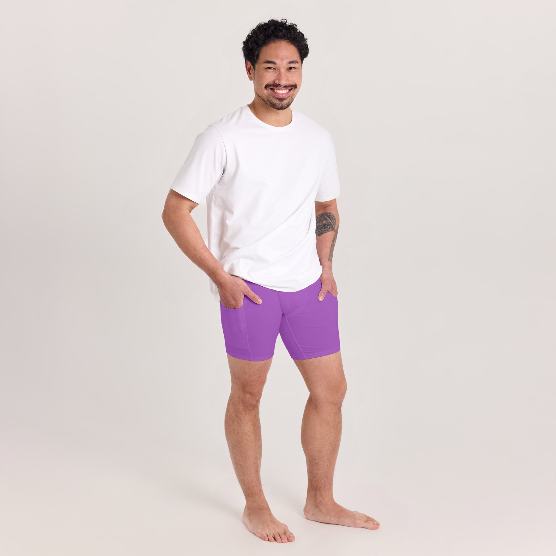 Miesten taskukalsarit violetin värisenä.