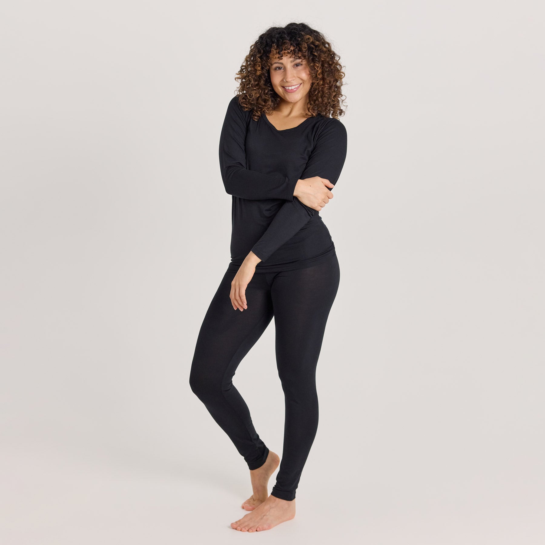 Malli pukeutuneena mustaan HENTO pitkähihaiseen paitaan ja mustiin HENTO pitkiksiin. Pehmeä ja mukava alusasu kerrospukeutumiseen arkeen ja ulkoiluun.