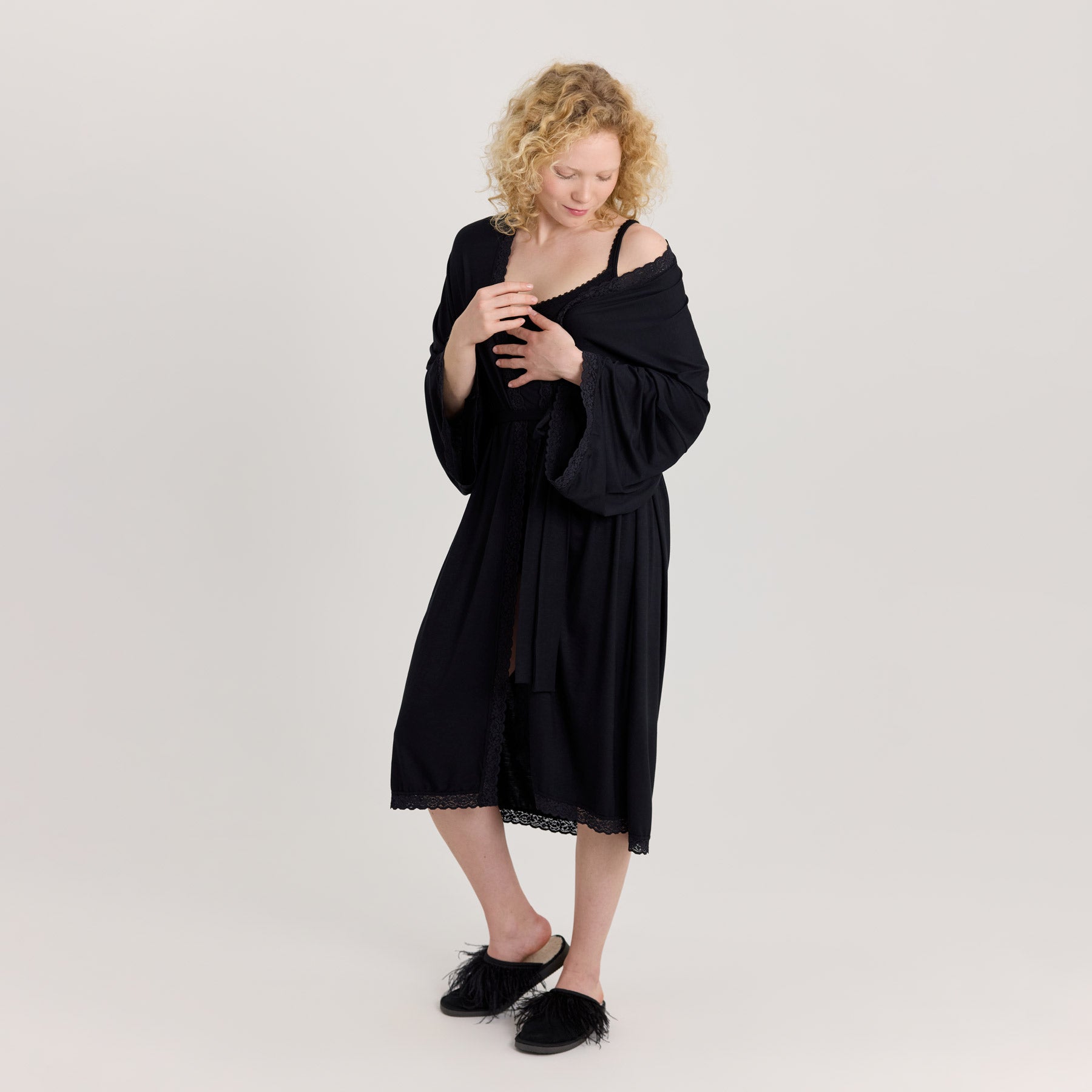 Mustan värinen EHO kimono on sidottu nauhan kanssa vyötäröltä kiinni.