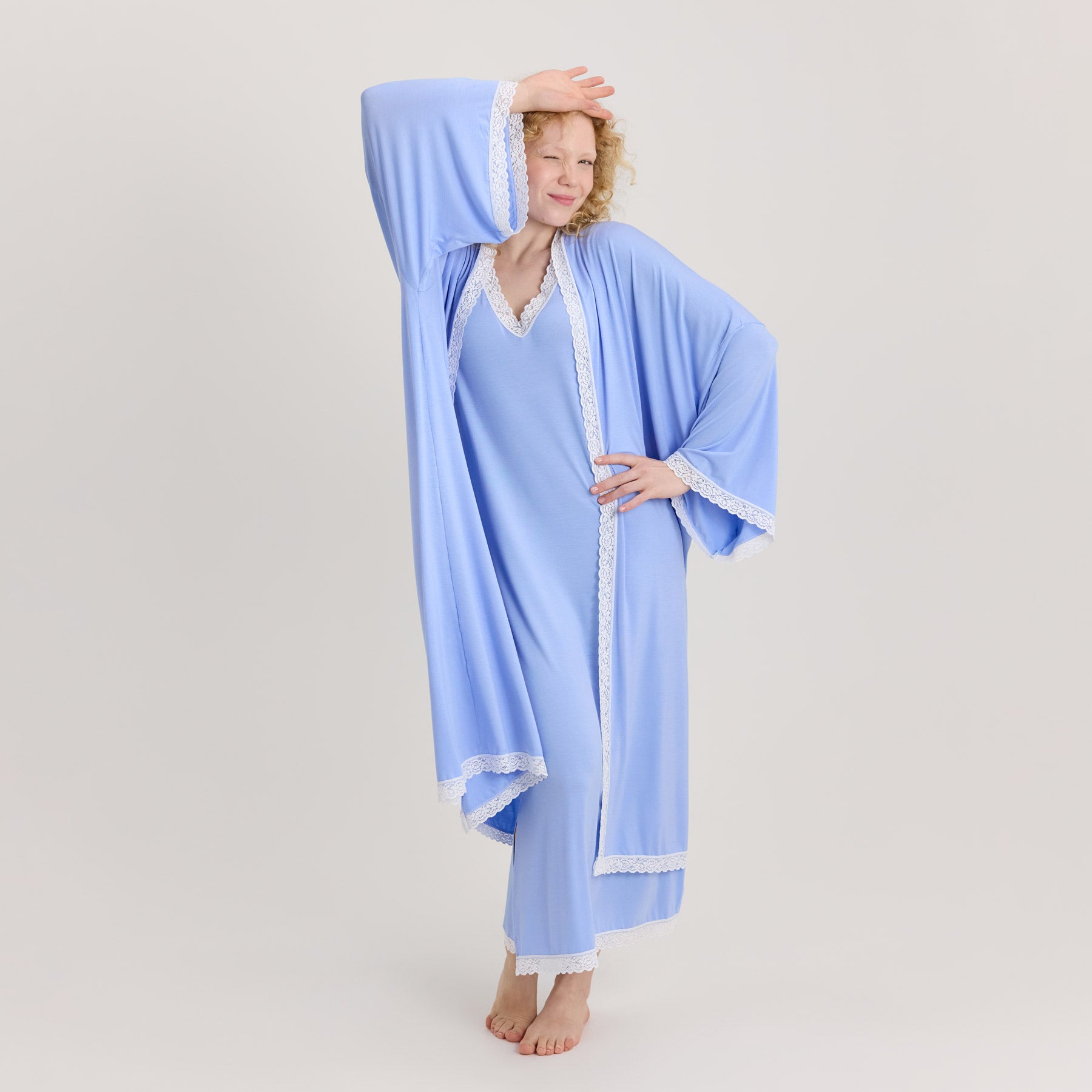 Vaaleansinisessä EHO kimonossa on leveät hihat, joissa on valkoinen pitsireunus. Kimonon alla on vaaleansininen EHO pitkä yöpaita.