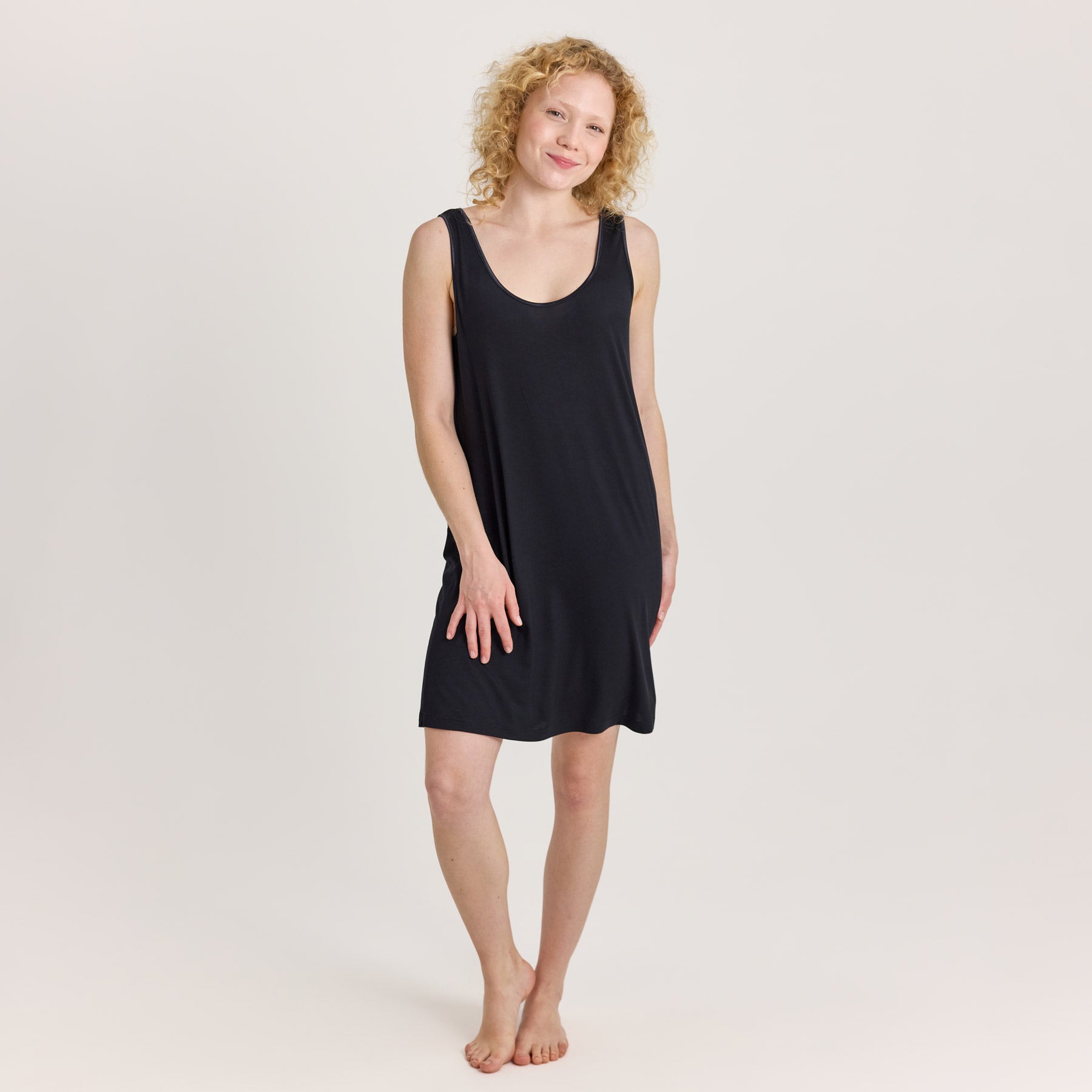 Pehmeä bambuinen alusmekko laskeutuu kauniisti ja vähentää sähköisyyttä. Täydellinen lisä neule- ja villamekkojen alle.