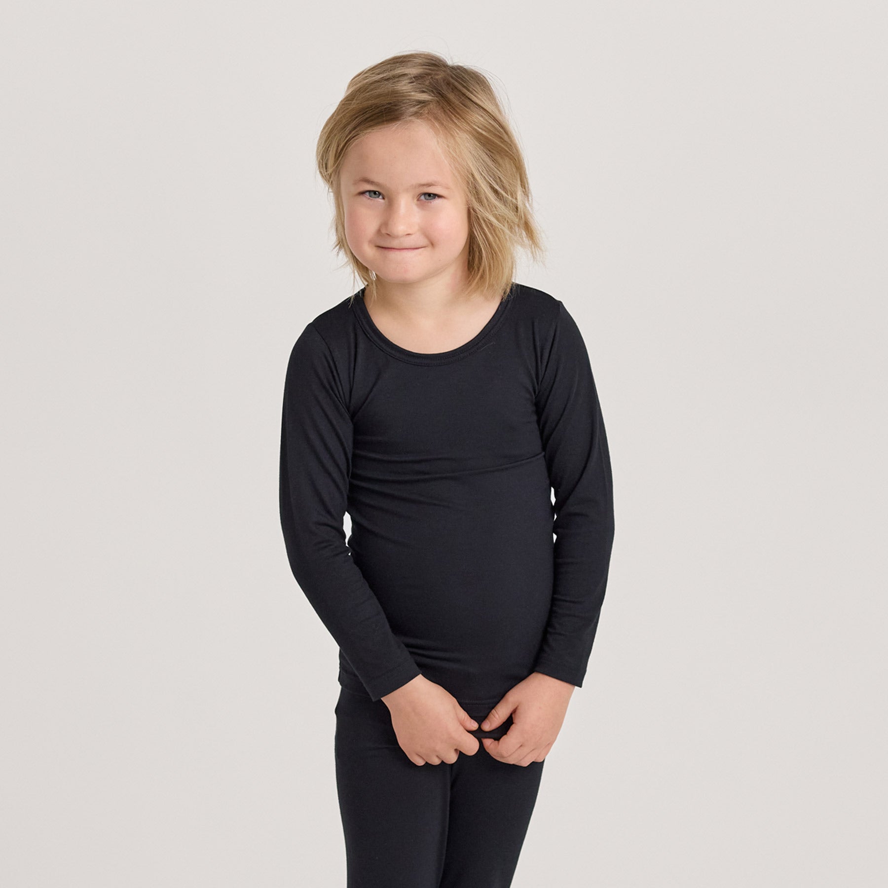 Musta HENTO lasten pitkähihainen paita on pehmeä bambupaita lapsille arkeen, päiväkotiin ja ulkoleikkeihin.
