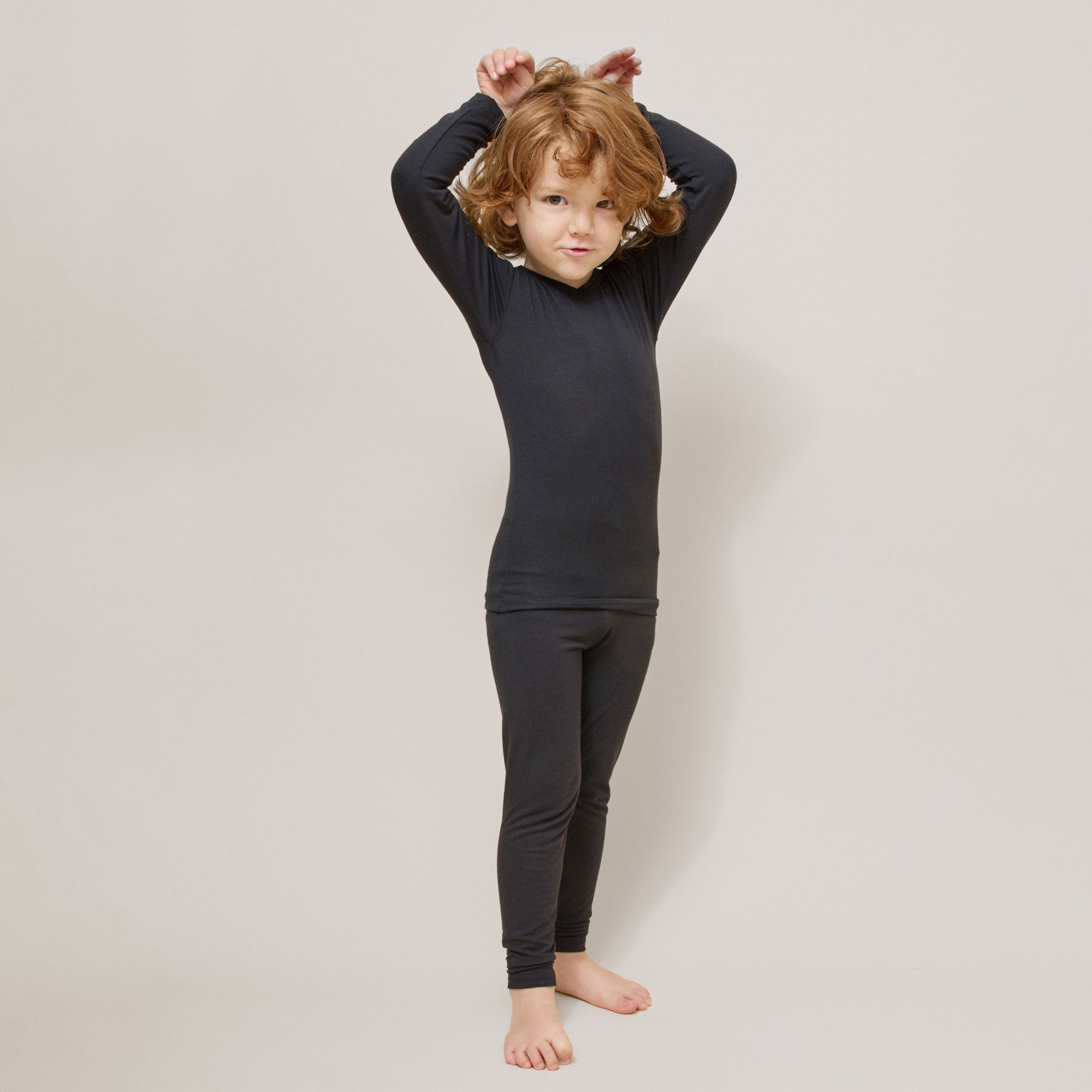 HENTO lasten pitkähihainen paita ja HENTO lasten pitkikset molemmat värissä musta. Kutittamaton, hengittävä ja silkkisen pehmeä bambukerrasto lapselle.