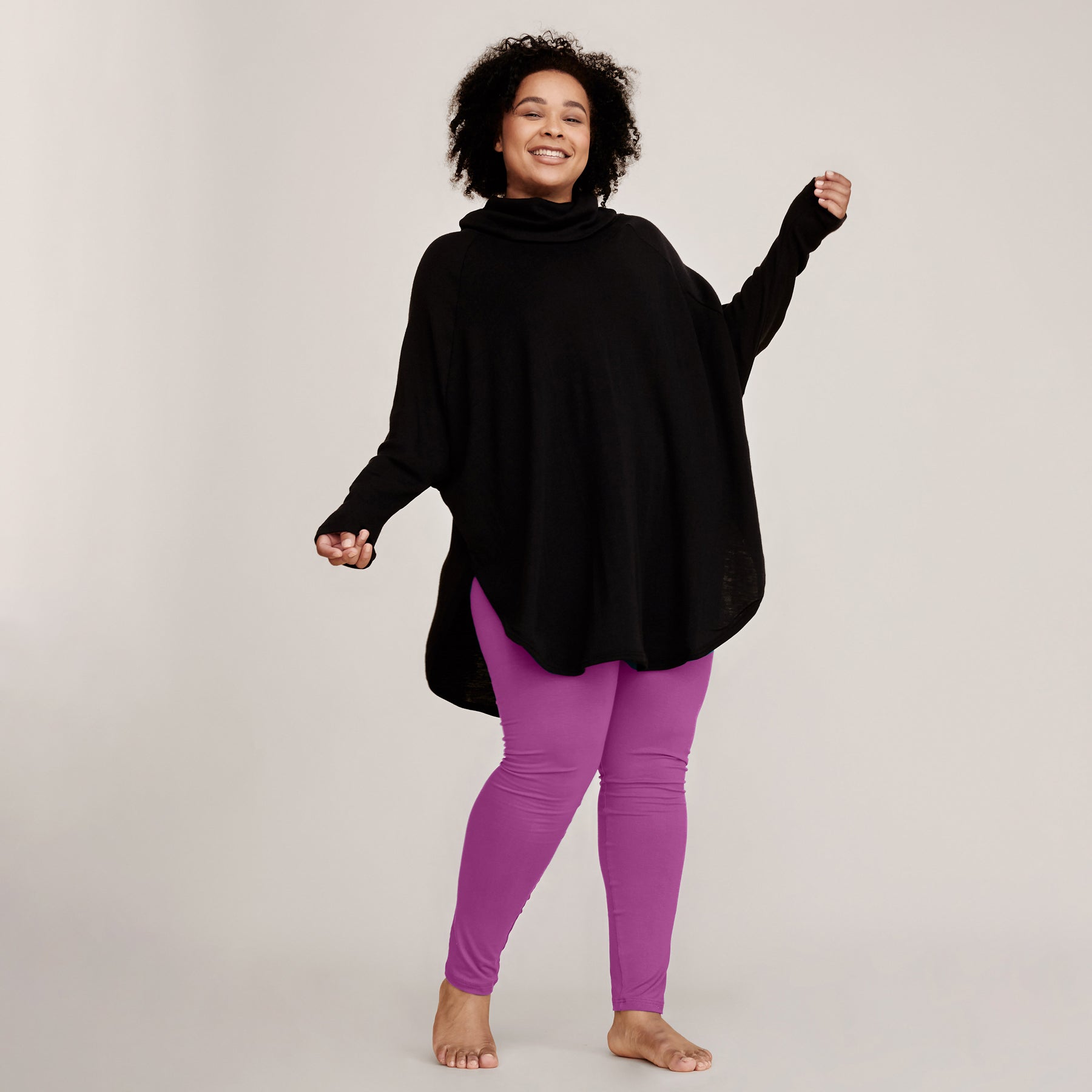 Bambuleggingsit värissä violetti. Yhdistettynä mustaan merinosilkkiseen neuletunikaan.