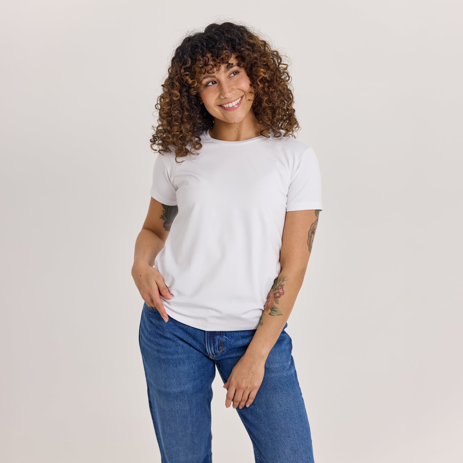 Valkoinen naisten slimmi t-paita ja siniset farkut. Paksu bambuviskoosi estää t-paidan läpinäkyvyyden ja istuu vartalonmyötäisesti mukavasti.