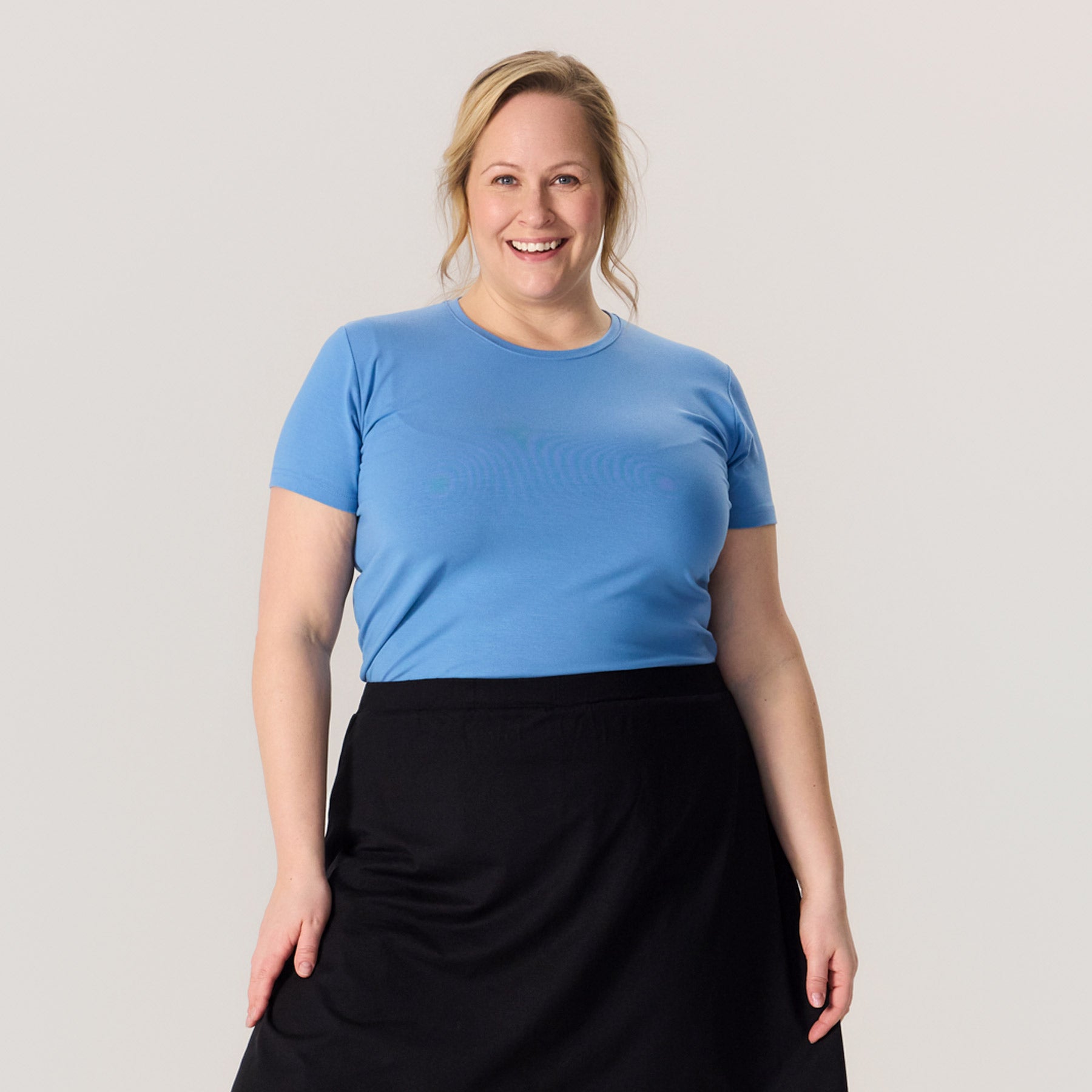 Harmaansininen naisten slimmi t-paita. Tyköistuva t-paita on valmistettu pehmeästä ja napakasta viskoosista (bambu).