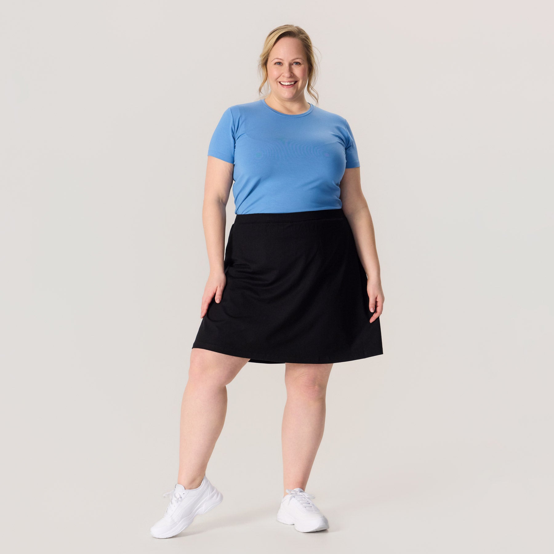 Harmaansininen SLIMMI naisten t-paita ja musta LEMPI treenihame.