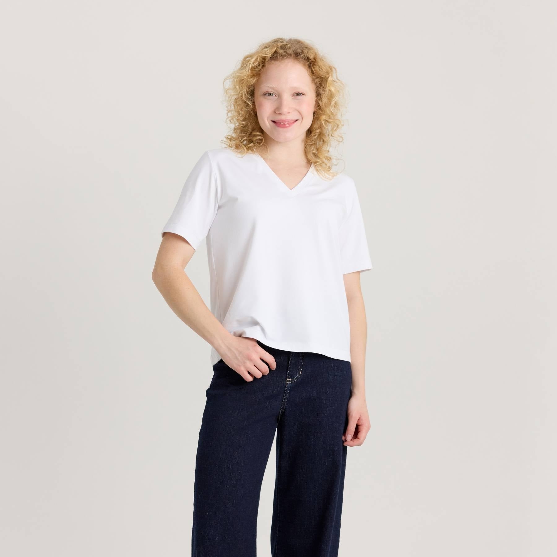 Valkoinen Jokapaikan t-paita. T-paidassa on v-pääntie, t-paita hihat ja malli on rento.