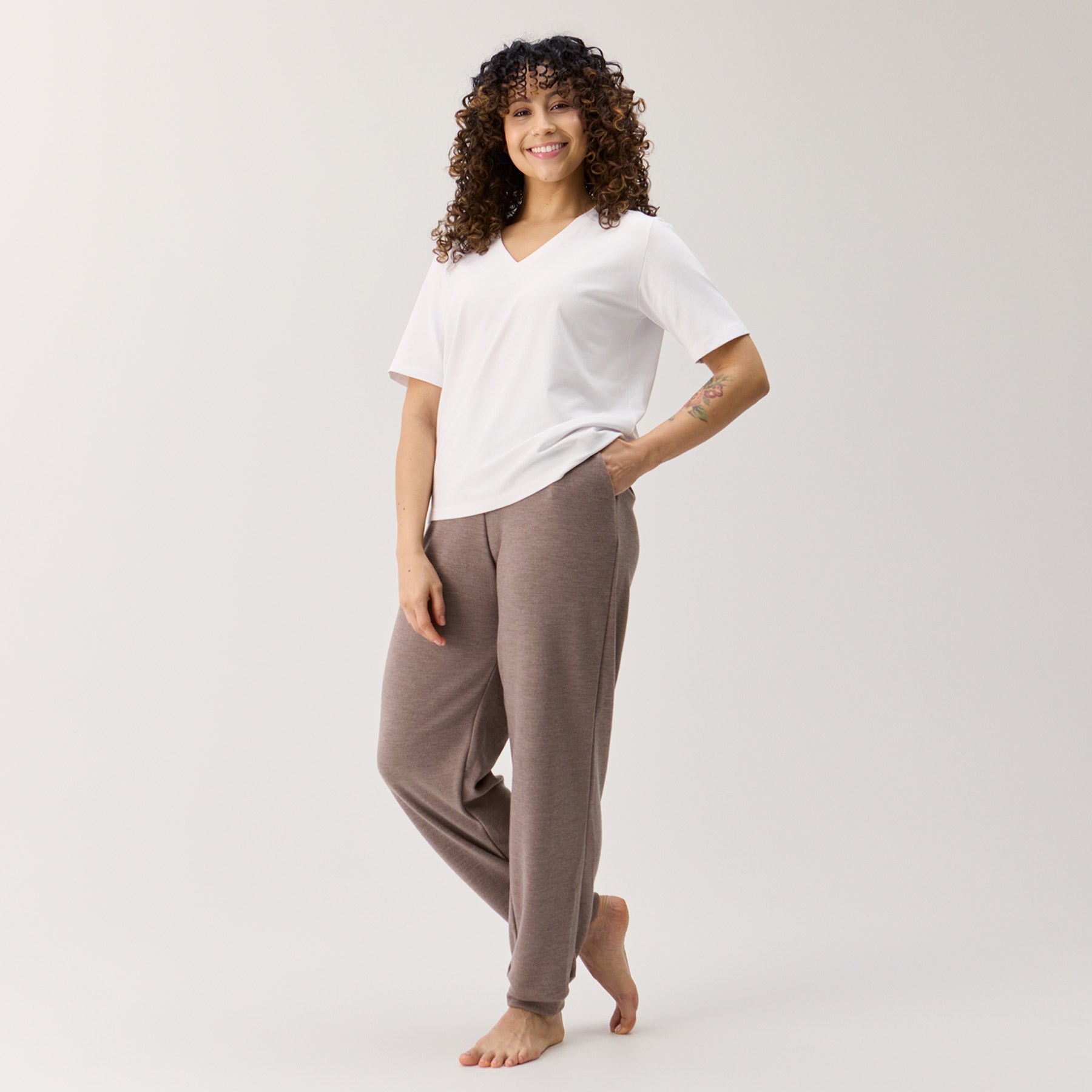 Meleeratun beigen väriset Hengailu housut yhdistettynä valkoisen Jokapaikan t-paidan kanssa.