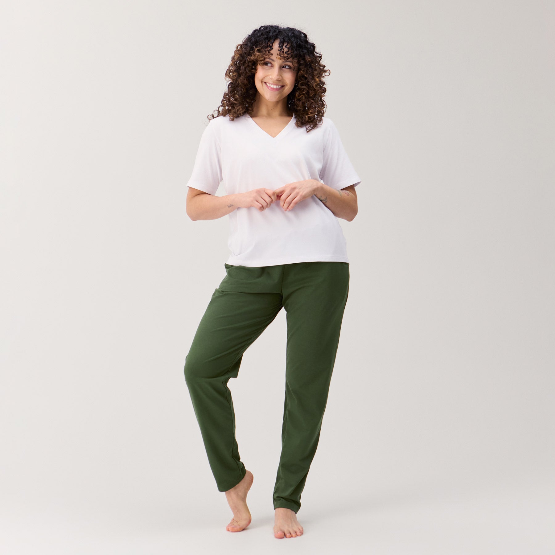 Maastonvihreät Jokapaikan housut suorilla lahkeilla. Malli on 160 cm pitkä ja lahkeiden pituus on täyspitkä.