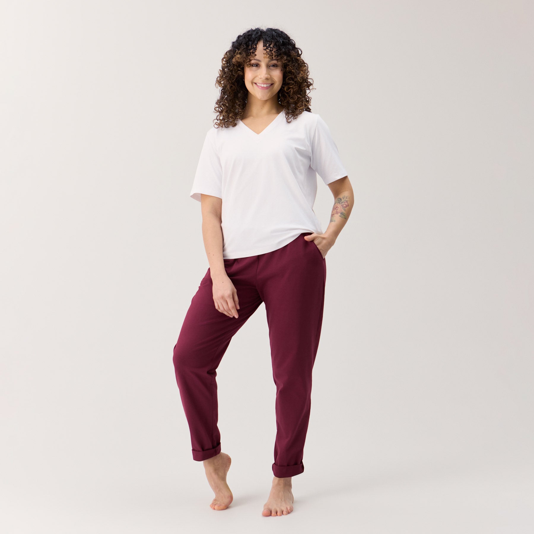 Jokapaikan housut viininpunaisena yhdistettynä valkoiseen Jokapaikan t-paitaan.