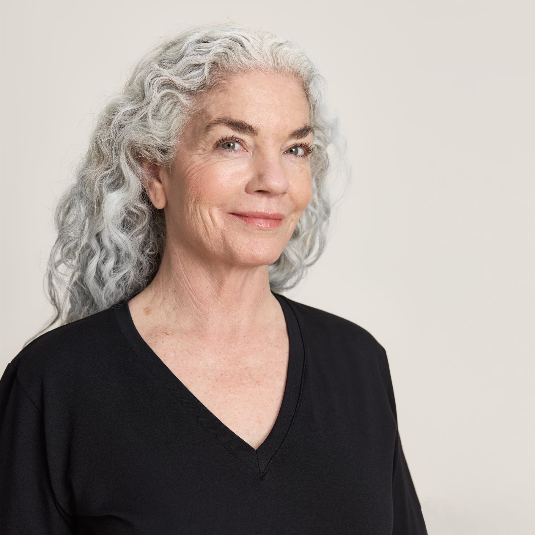 Ajaton ja monikäyttöinen musta Jokapaikan t-paita v-pääntiellä, täydellinen niin arkeen kuin rentoon toimistotyyliin.