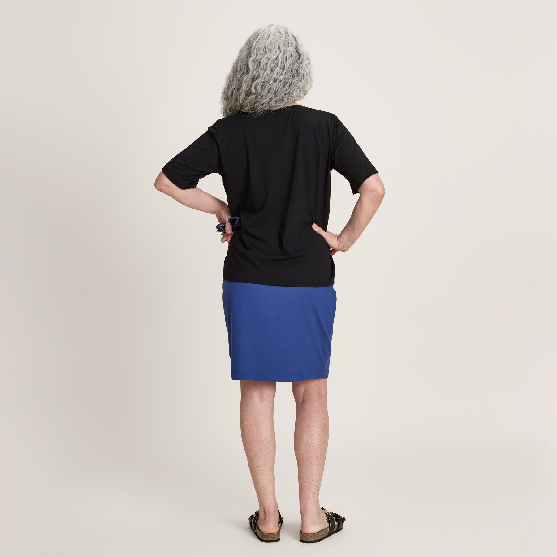 Yksinkertainen ja tyylikäs musta v-päänteinen Jokapaikan t-paita on mukava ja pehmeä päällä.