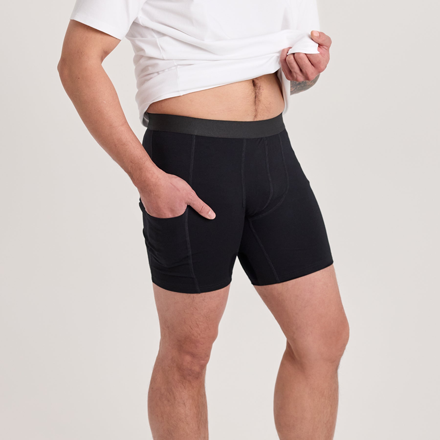 Miesten taskukalsarit mustana. Paksua, pehmeää bambuneulosta, josta ei näy läpi. Molemmilla puolilla reisitaskut puhelimelle ja avaimille.