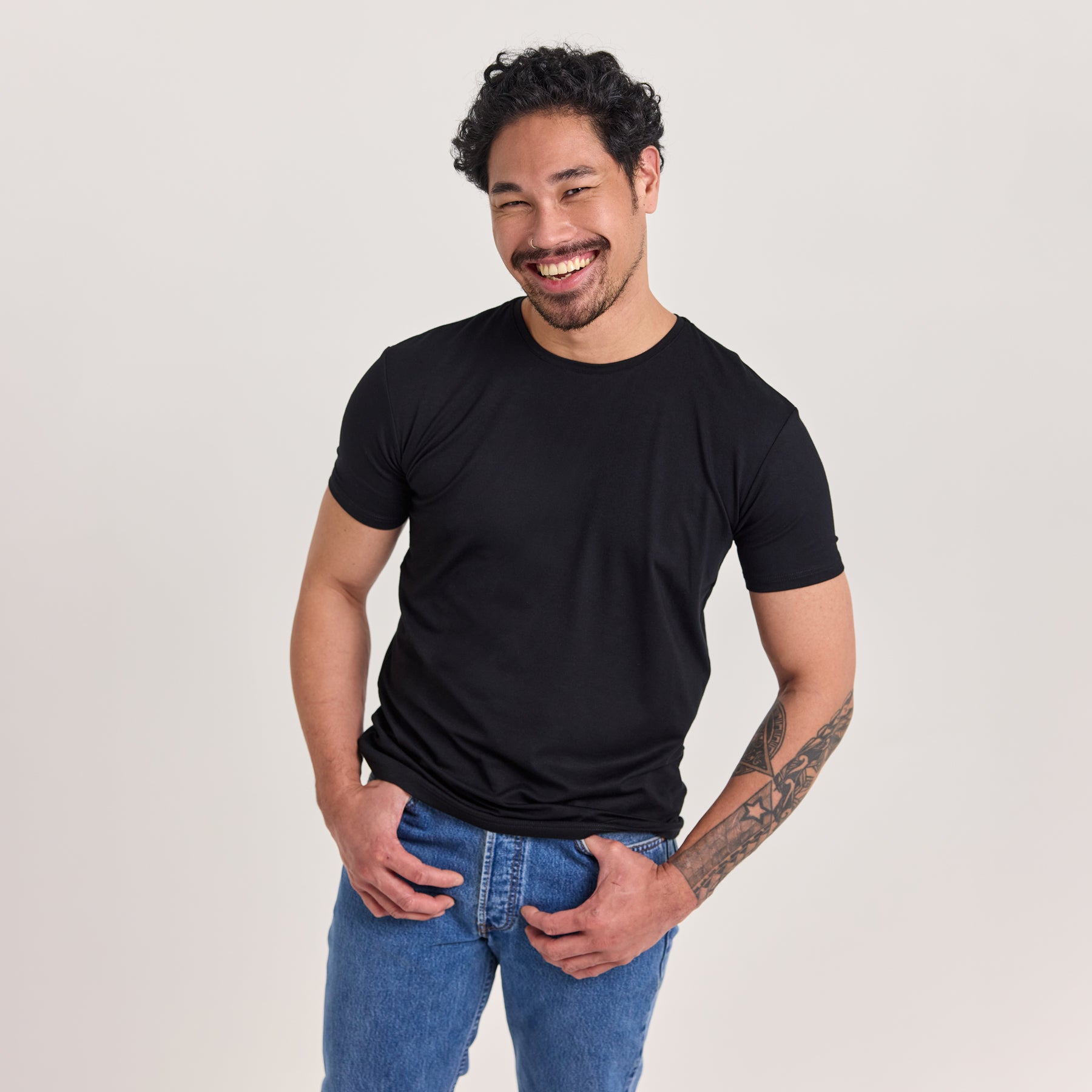 Mustan värinen miesten slimmi t-paita. Slimmi t-paita on ihonmyötäinen t-paita, joka on valmistettu bambuneuloksesta, josta ei kuulla läpi. Hengittävä ja pehmeä.