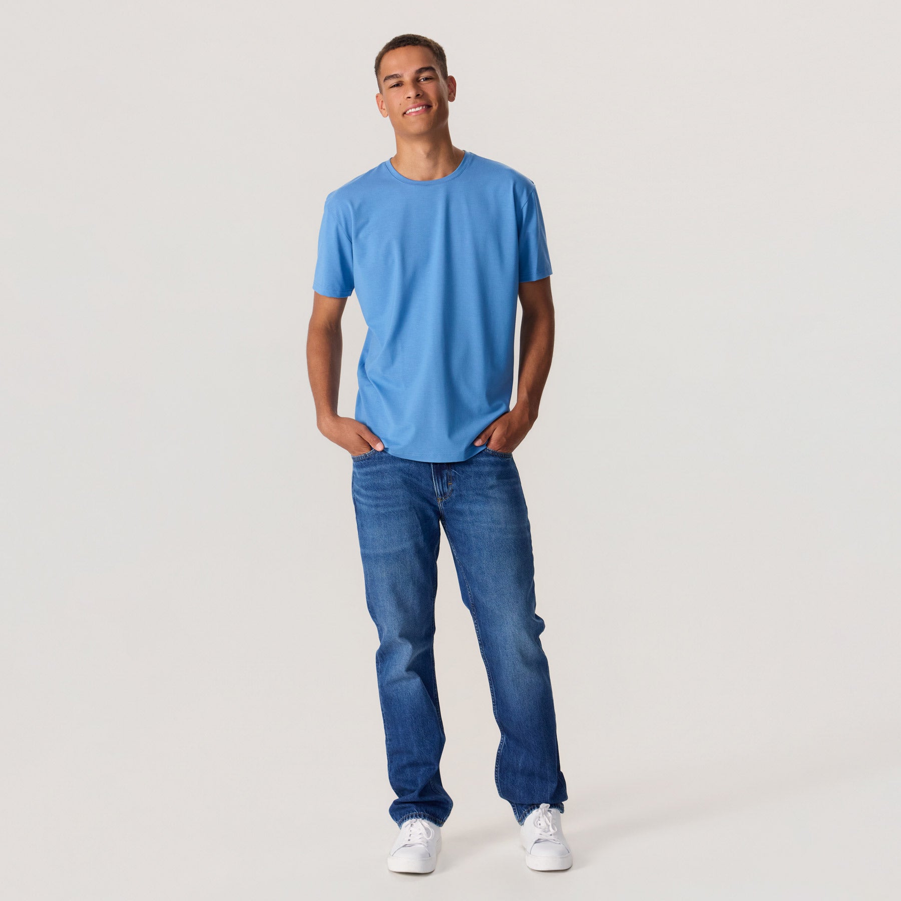 Harmaansininen SLIMMI miesten t-paita on valmistettu paksusta ja pehmeästä viskoosista (bambu). Kuvassa t-paita on yhdistetty sinisten farkkujen kanssa.